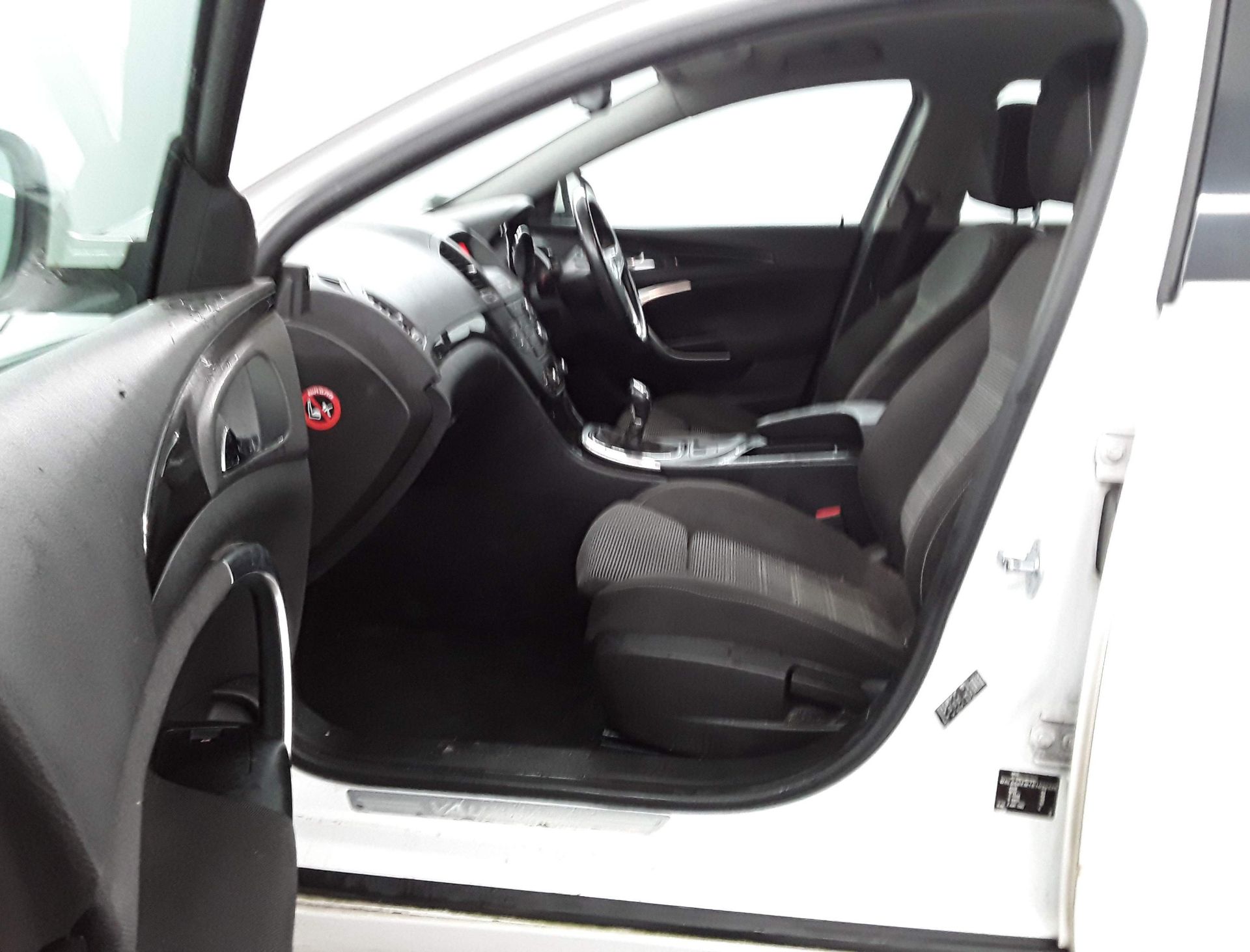 2010 Vauxhall Insignia 2.0 CDTI SRI 5 Door Hatchback - CL505 - NO VAT ON THE HAMMER - Location: Corb - Image 7 of 11