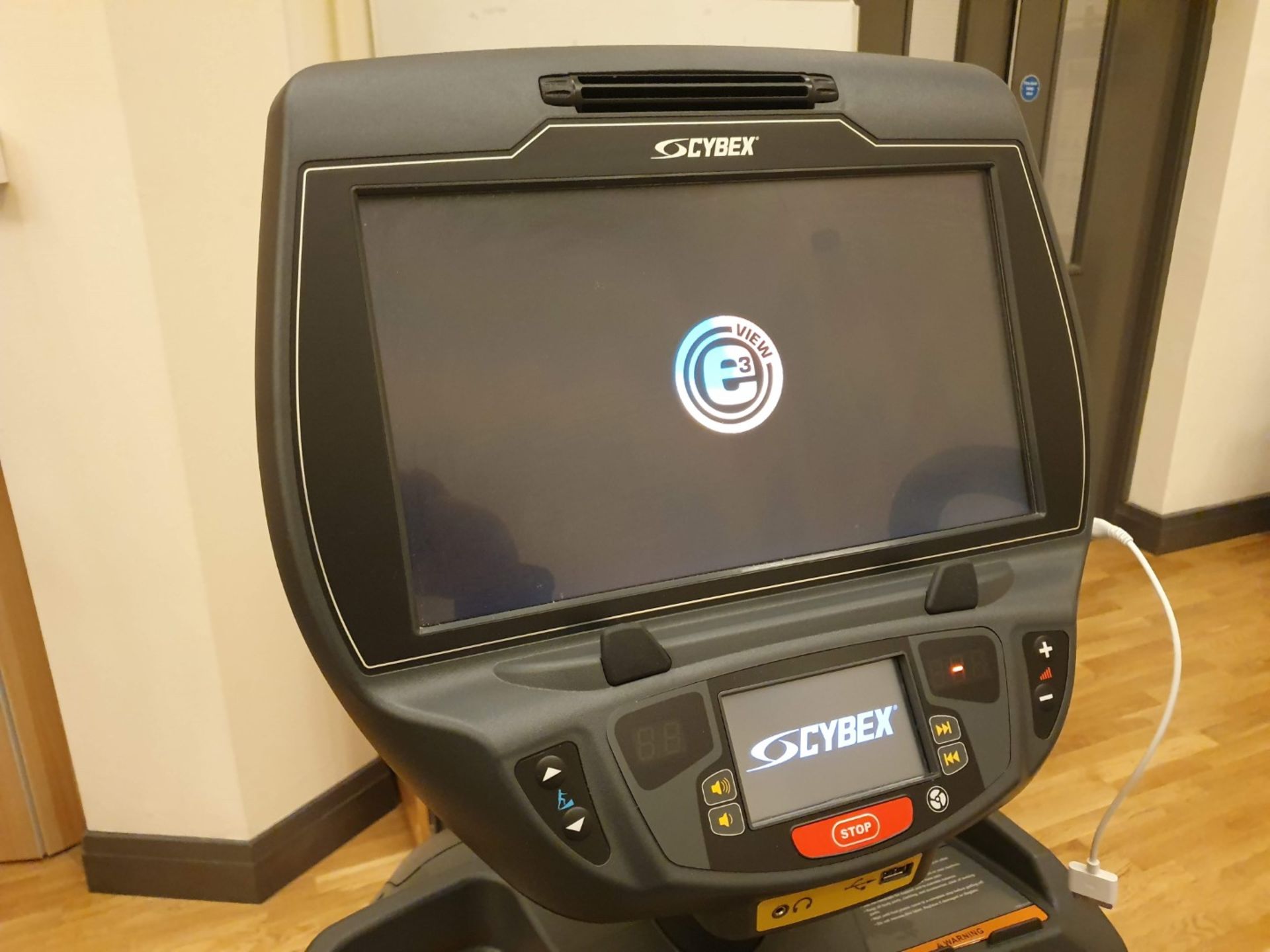 1 x Cybex Stepper Arc Cross Trainer With E3 Colour Screen Console, Phone Charger, USB Sockets, - Image 6 of 8