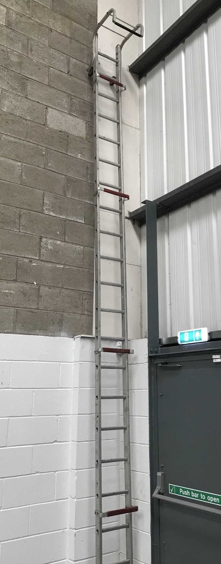 1 x Set of Single Section 18ft Roof Ladders - Approx Height 550 cms Width 31 cms - Ref 417 - CL501 -