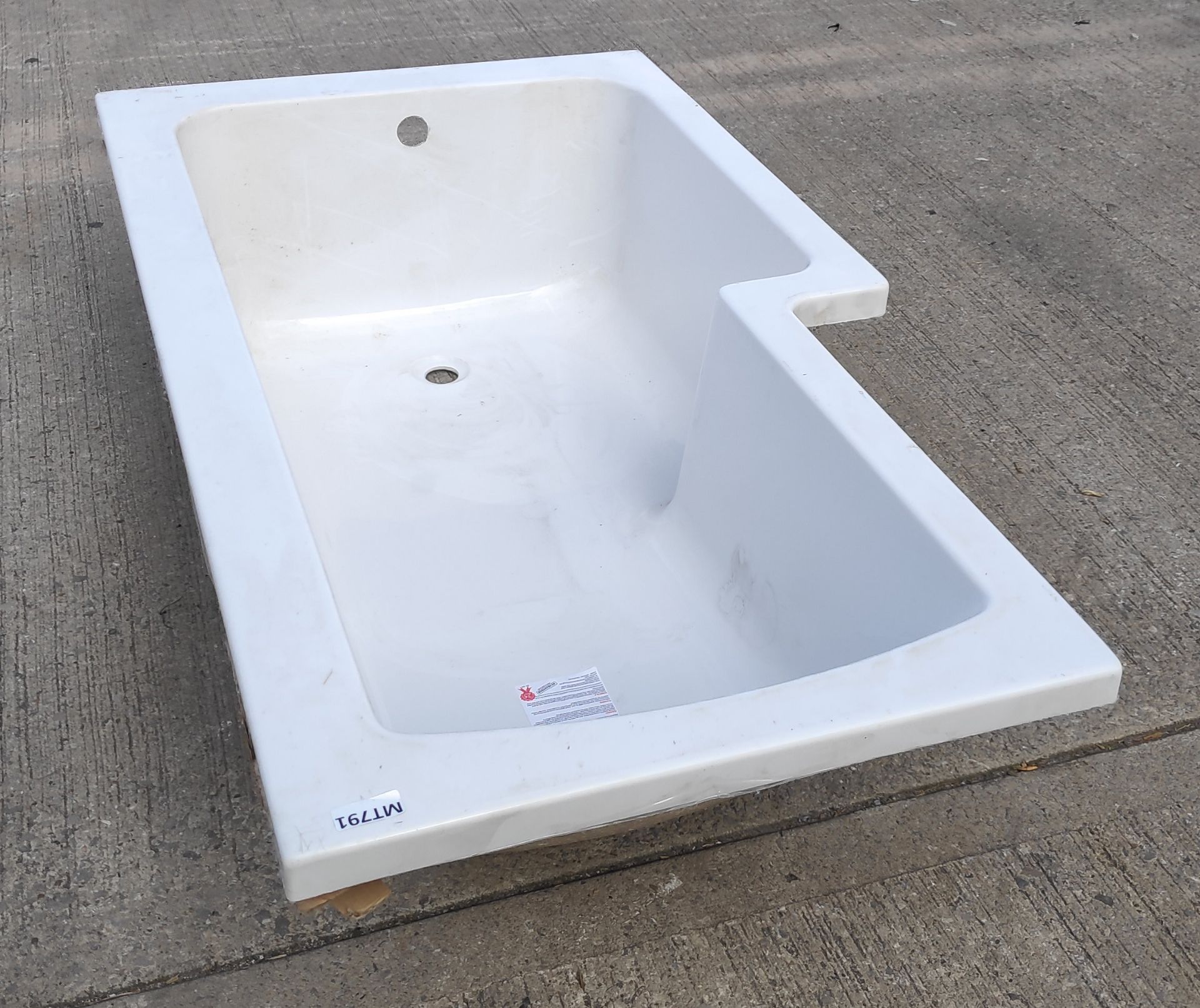 1 x P Shape Bath - 1500x850mm - Ref: MT791 - CL011 - Location: Altrincham WA14Bath is sold a - Image 2 of 7