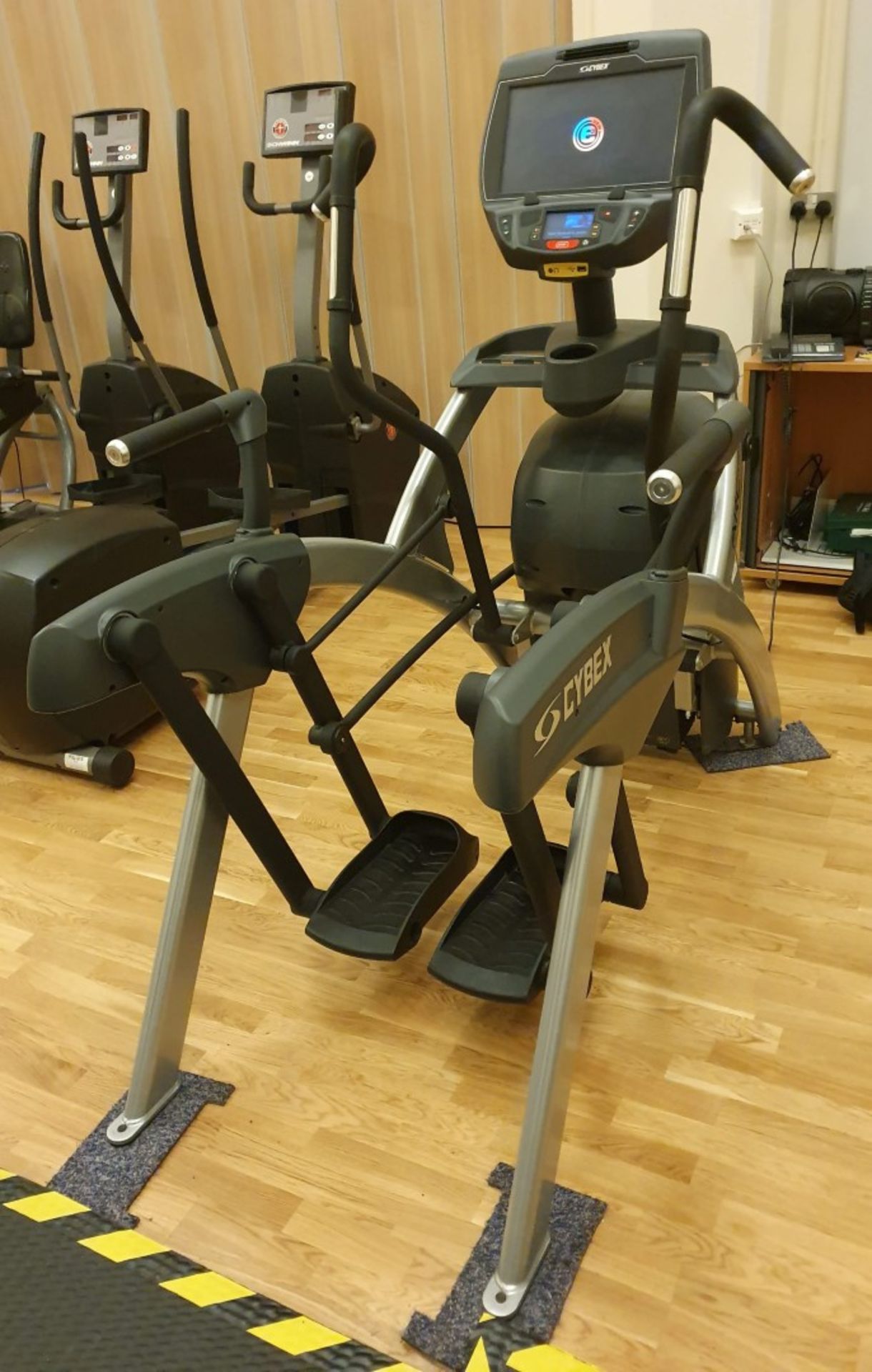 1 x Cybex Stepper Arc Cross Trainer With E3 Colour Screen Console, Phone Charger, USB Sockets, - Image 5 of 8