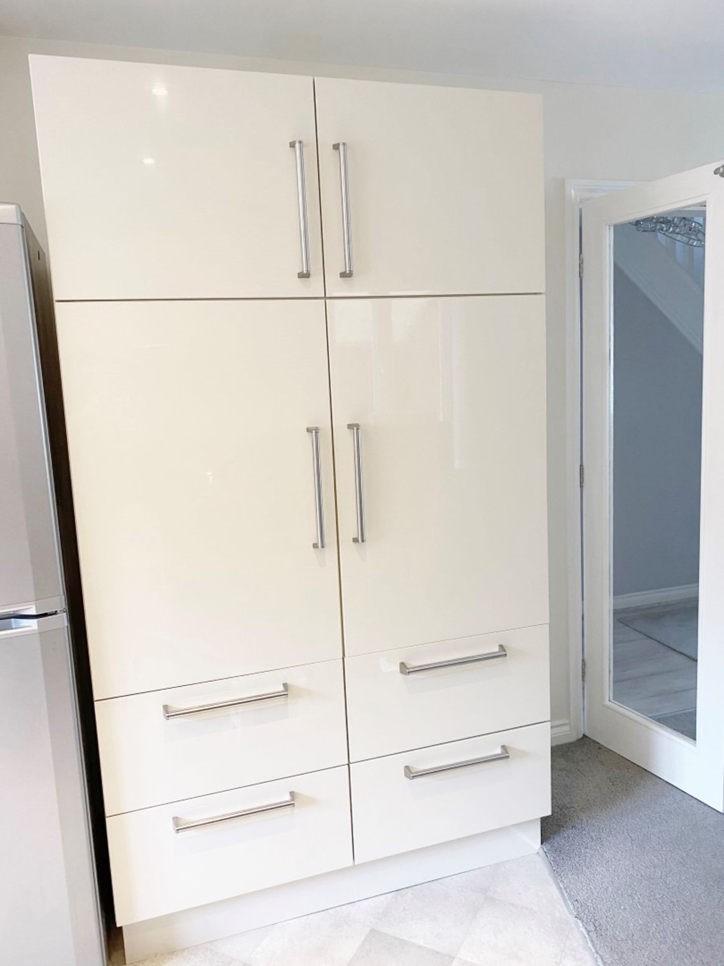 1 x Fitted Kitchen With Gloss White Units, Laminate Worktops & Branded Appliances - Preowned - Image 4 of 9