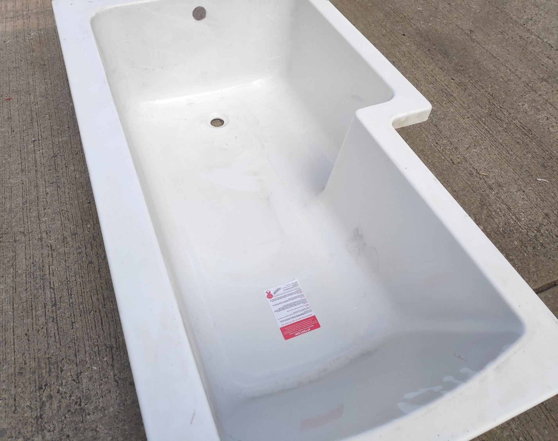 1 x P Shape Bath - 1500x850mm - Ref: MT791 - CL011 - Location: Altrincham WA14Bath is sold a - Image 3 of 7