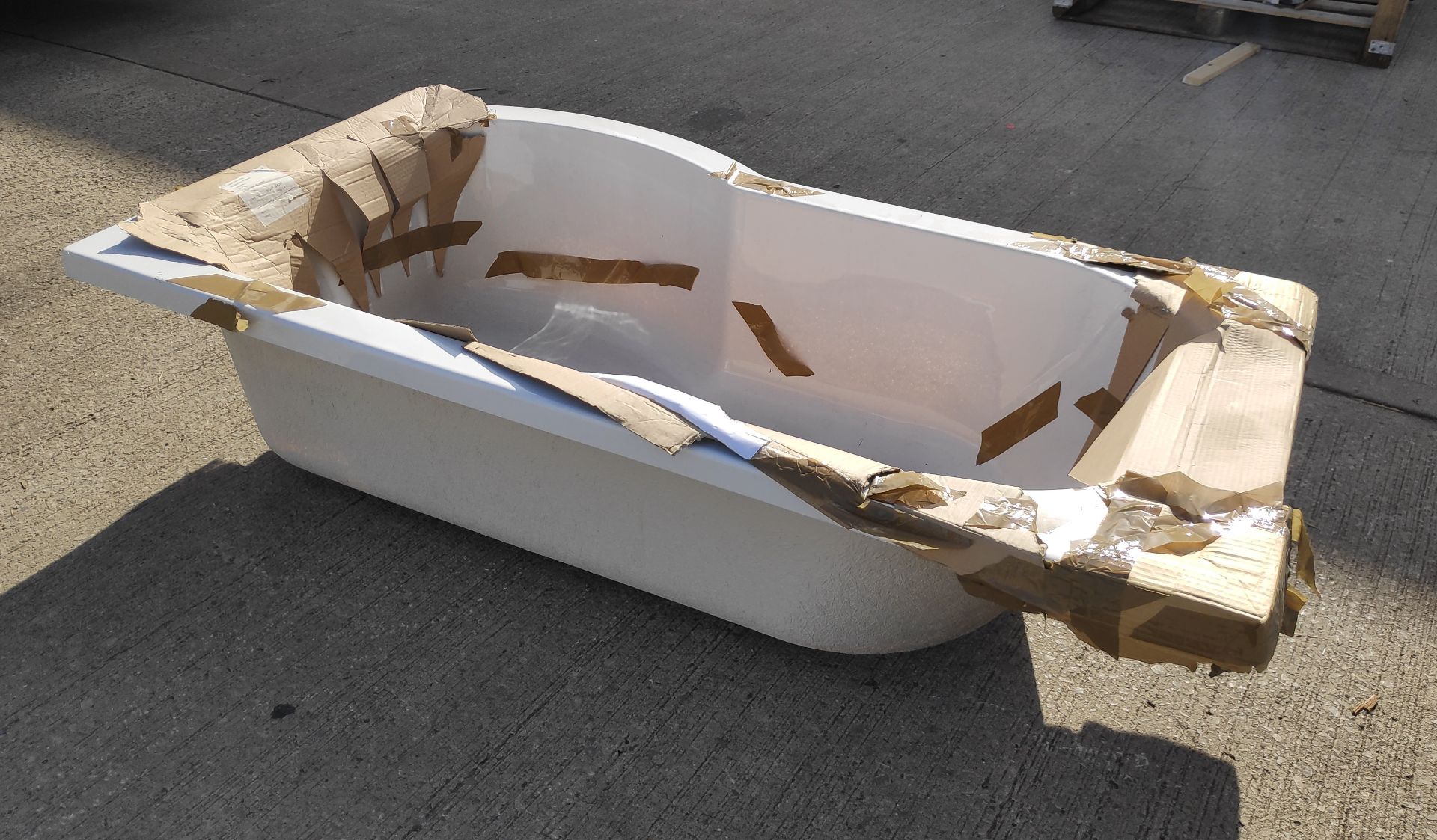 1 x P Shape Bath - 1600x850mm - Ref: MS326 - CL011 - Location: Altrincham WA14Bath is sold a - Image 8 of 8