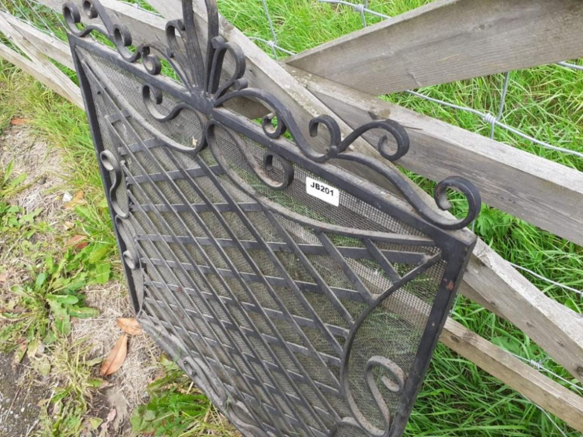 1 x Ornate Iron Fire Guard - Dimensions: width 76cm x height 92cm - Ref: JB201 - Pre-Owned - NO VAT - Image 2 of 3