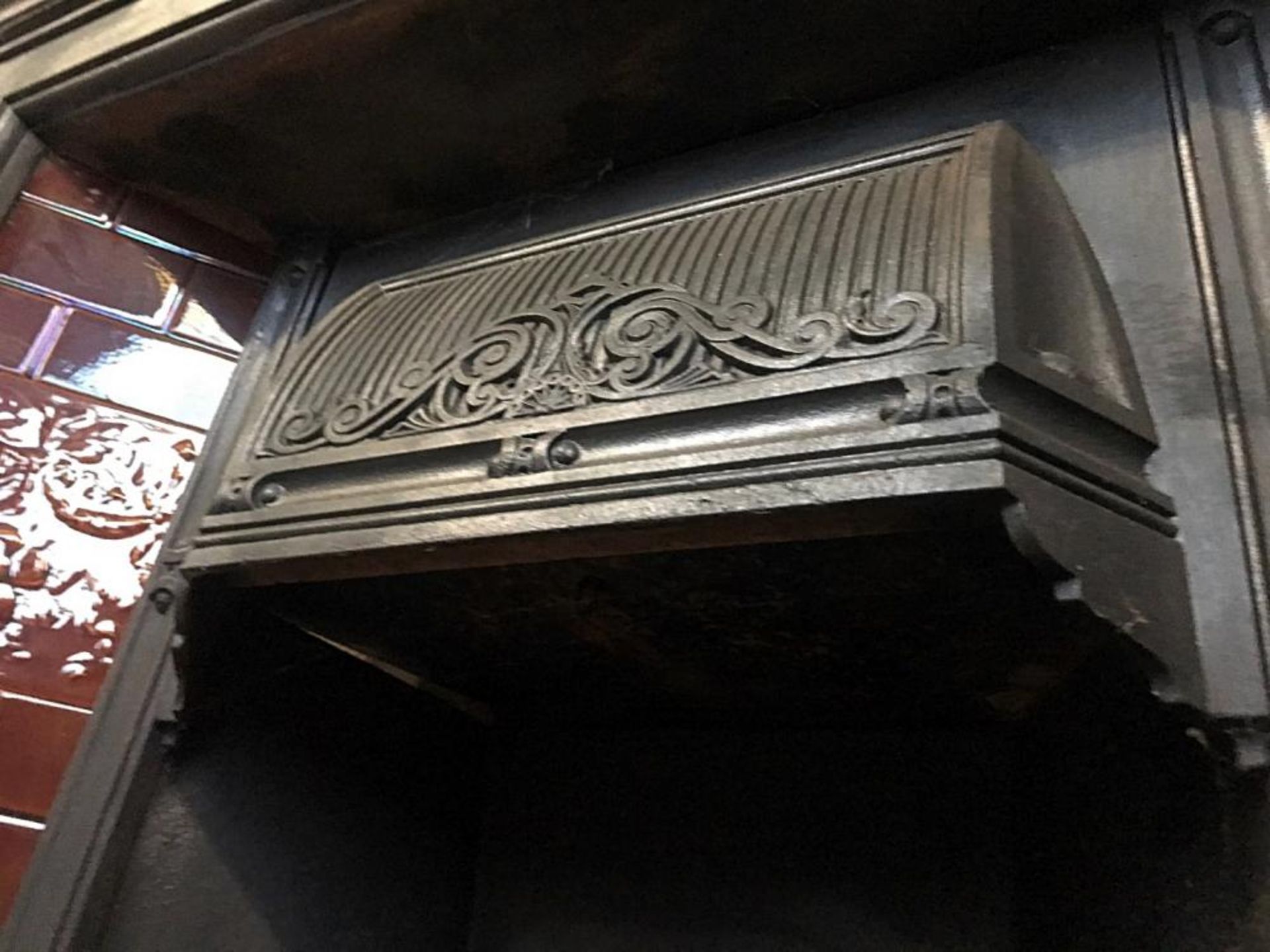 1 x Stunning Antique Victorian Cast Iron Fire Surround With Pristine Tiled Sides - Dimensions: Heigh - Image 4 of 9