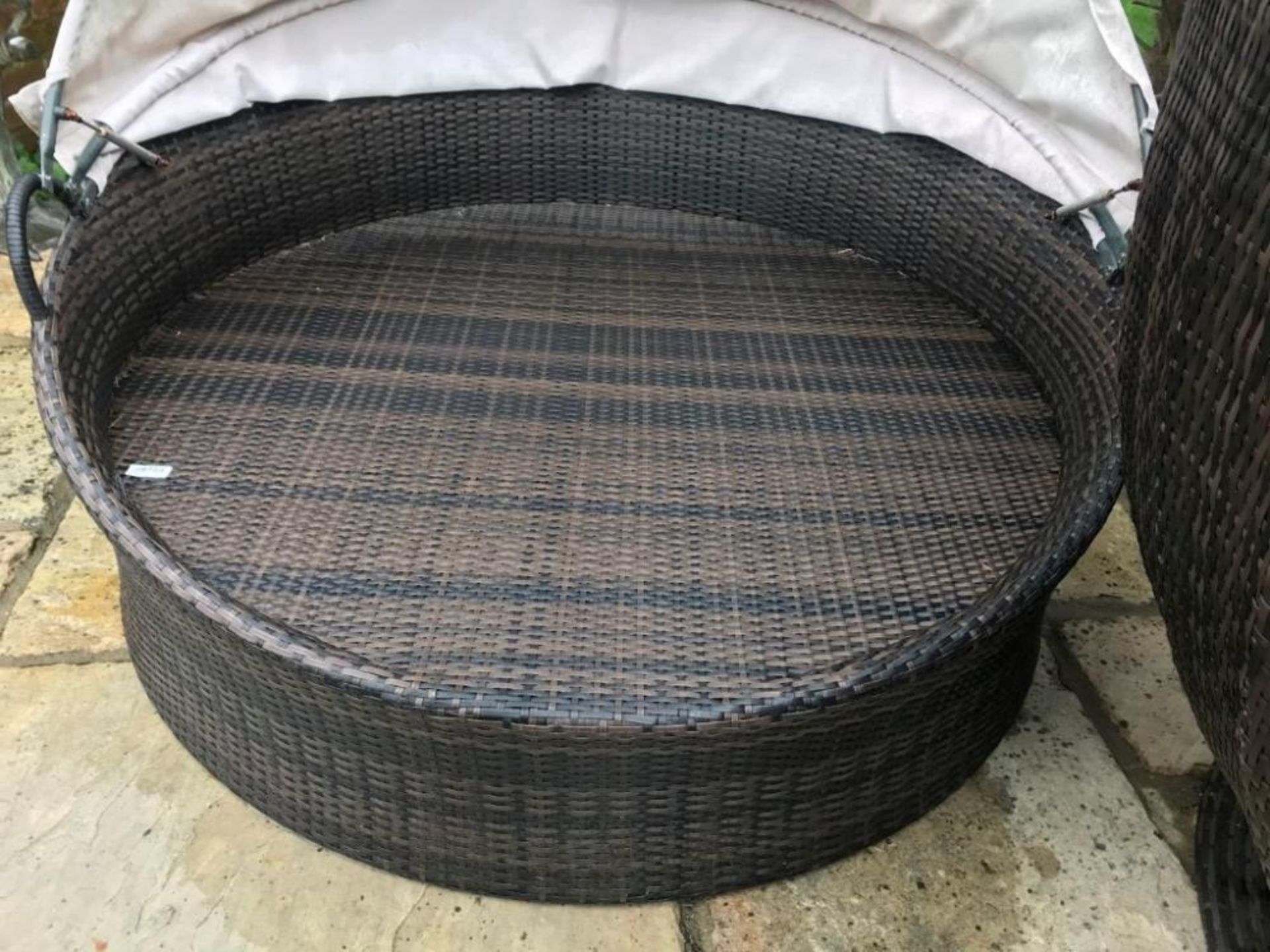 1 x Wicker / Rattan Round Daybed With Fabric Sun Hood - Ref: JB165 - Pre-Owned - NO VAT ON THE HAMME - Image 4 of 7