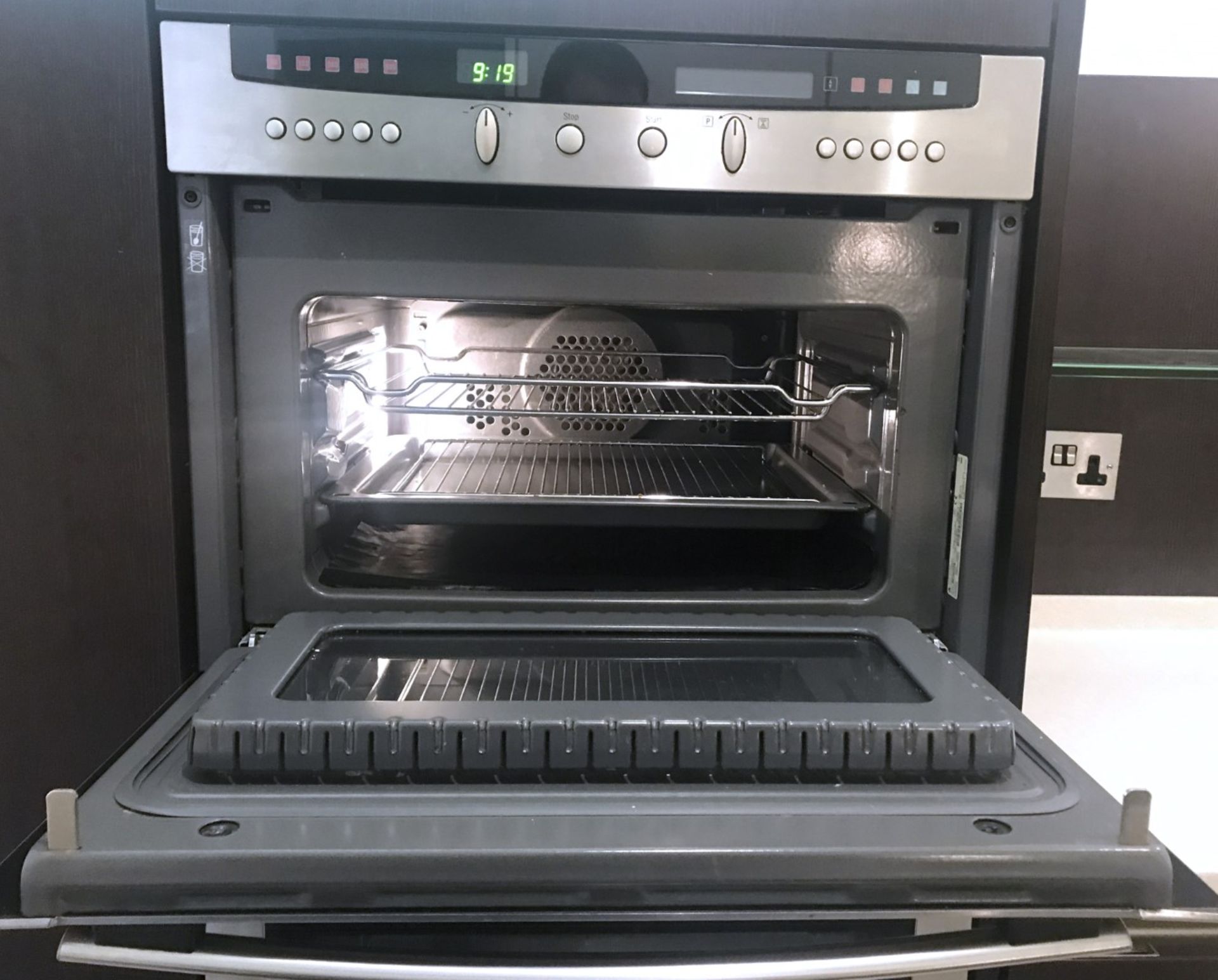 1 x Siematic Contemporary Fitted Kitchen Featuring Wenge Soft Close Handleless Doors, Corian - Image 15 of 64