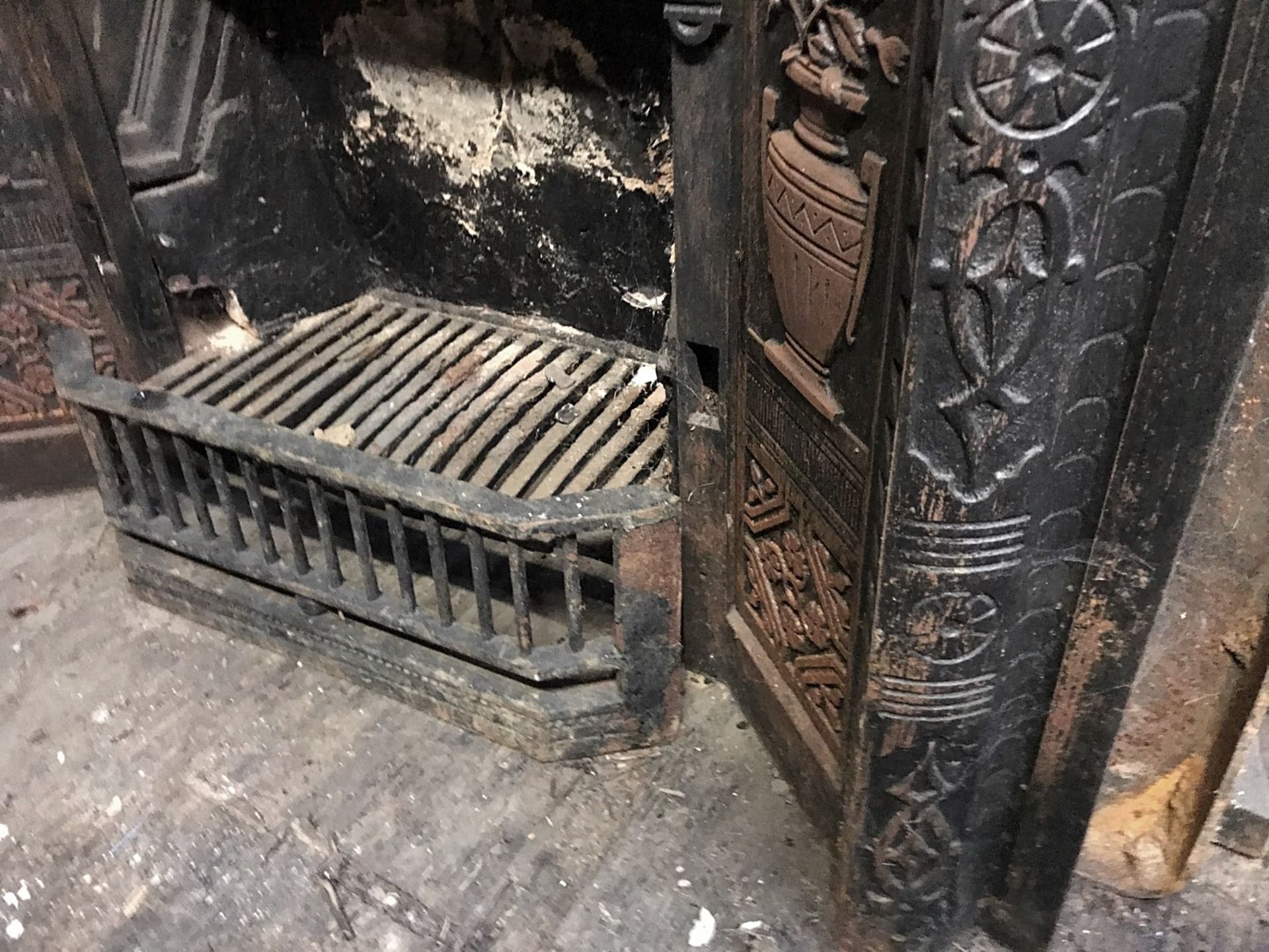 1 x Ultra Rare Stunning Antique Victorian Cast Iron Fire Insert With Ornate Cast Iron Tiles To Side - Image 4 of 5