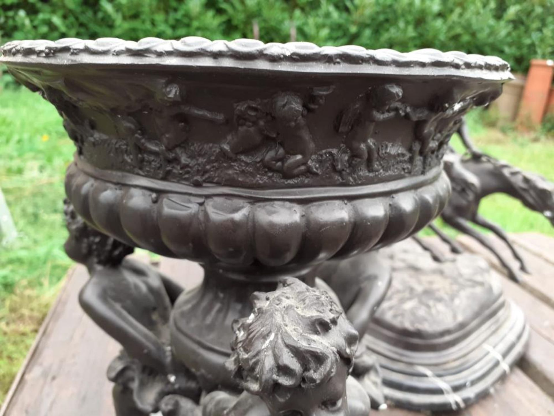 1 x Large Table Statue / Sculpture Of 3 Cherubs Carrying A Planter In Black Metal With Marble / Gran - Image 9 of 10