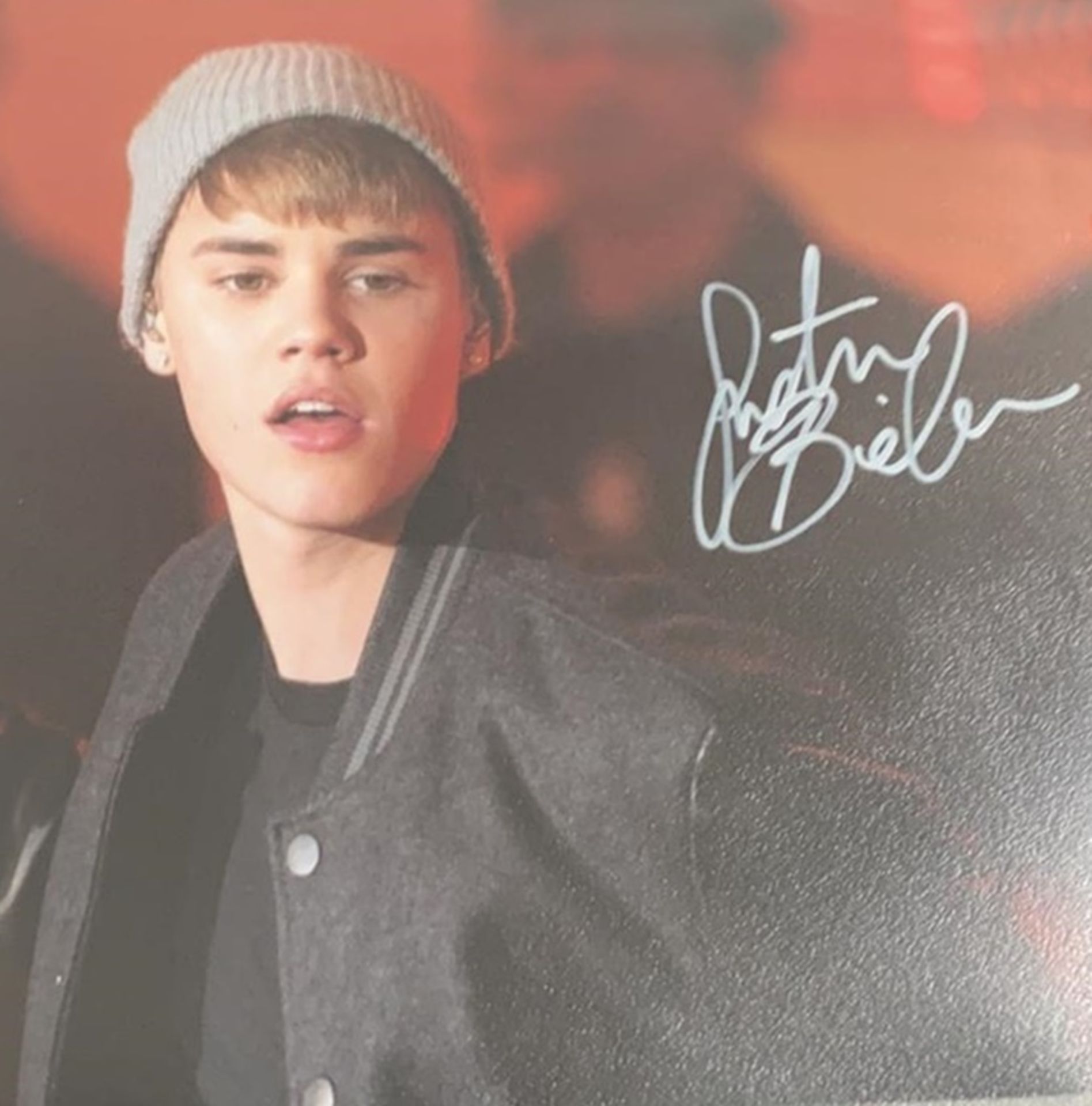 1 x Signed Autograph Picture - JUSTIN BIEBER - With COA - Size 12 x 8 Inch - CL590 - Location: