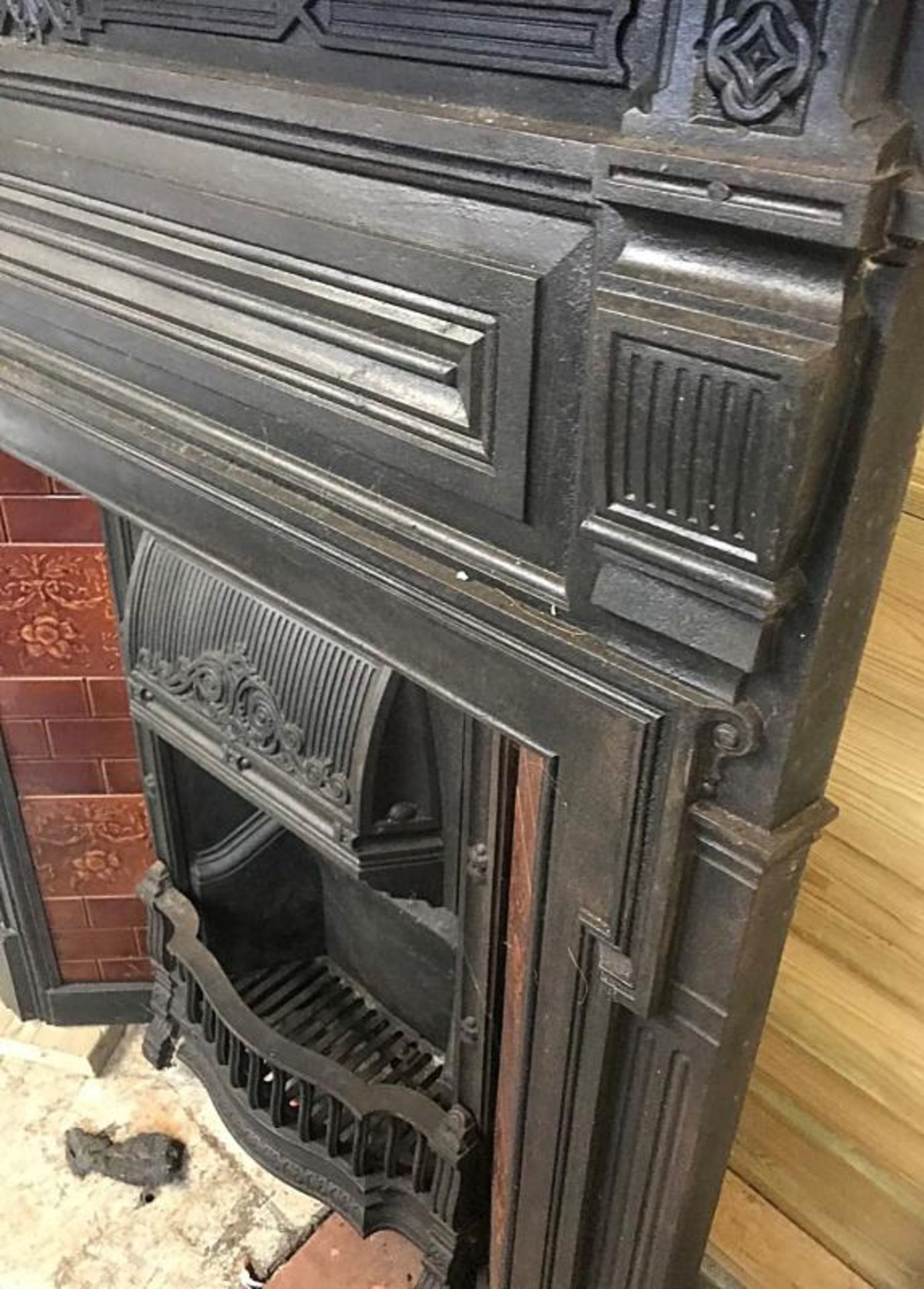 1 x Stunning Antique Victorian Cast Iron Fire Surround With Pristine Tiled Sides - Dimensions: Heigh - Image 5 of 9