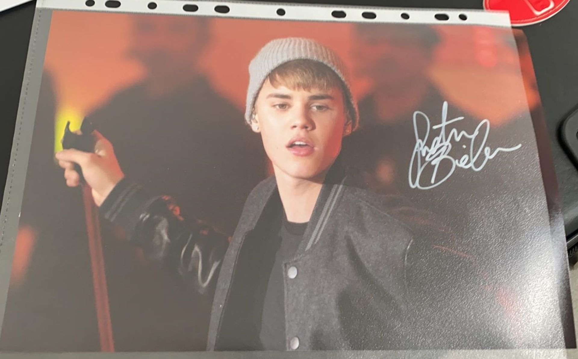 1 x Signed Autograph Picture - JUSTIN BIEBER - With COA - Size 12 x 8 Inch - CL590 - Location: - Image 2 of 4