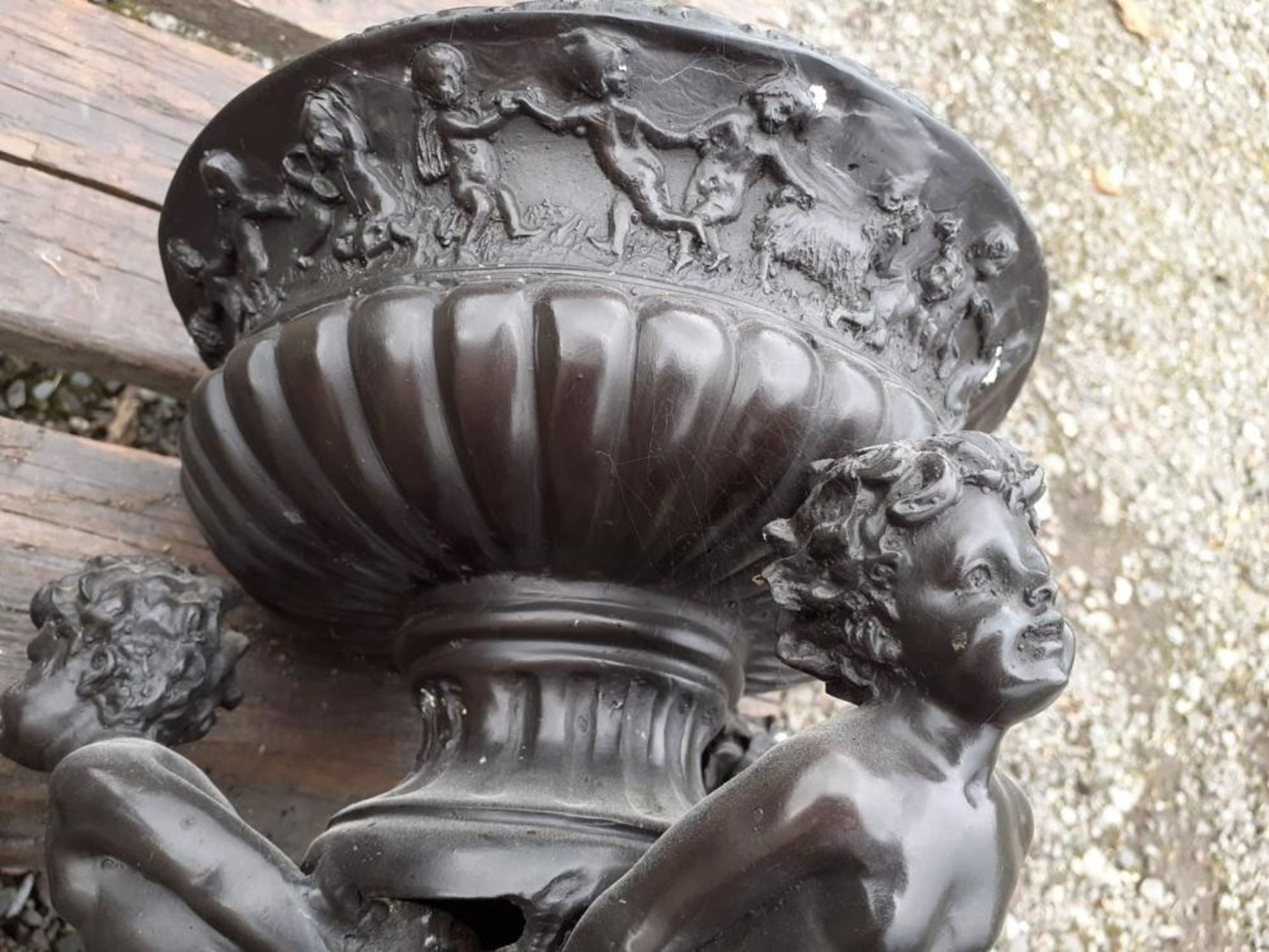 1 x Large Table Statue / Sculpture Of 3 Cherubs Carrying A Planter In Black Metal With Marble / Gran - Image 4 of 10