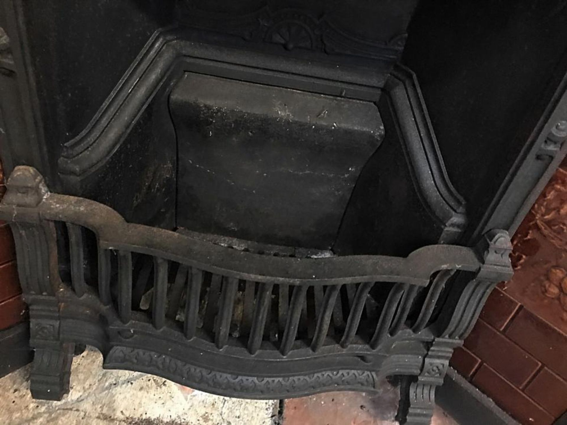 1 x Stunning Antique Victorian Cast Iron Fire Surround With Pristine Tiled Sides - Dimensions: Heigh - Image 8 of 9