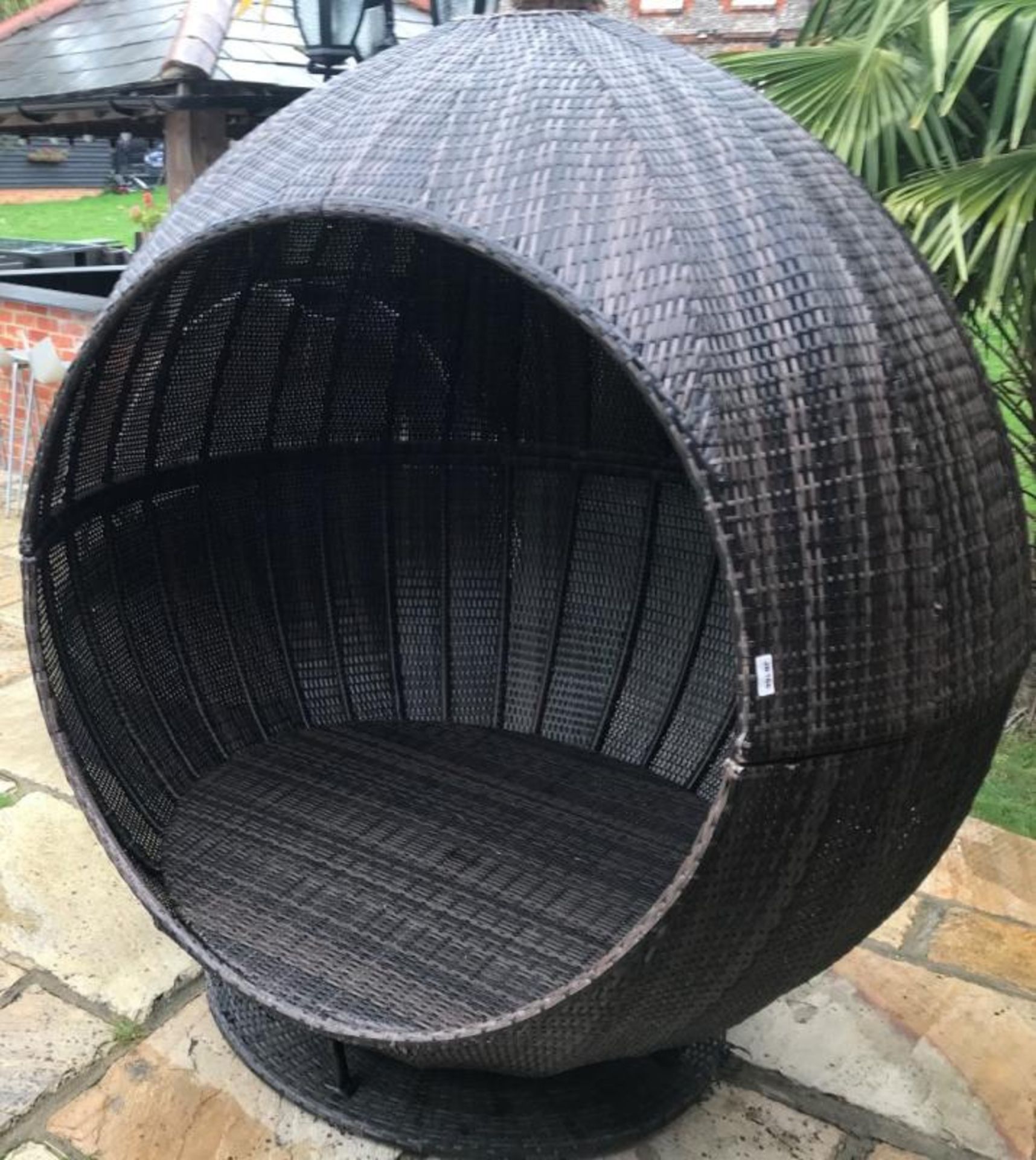 1 x Wicker/rattan Large Egg Shaped Daybed With Large Rounded Cushion Mat - Ref: JB166 - Pre-Owned - - Image 2 of 4