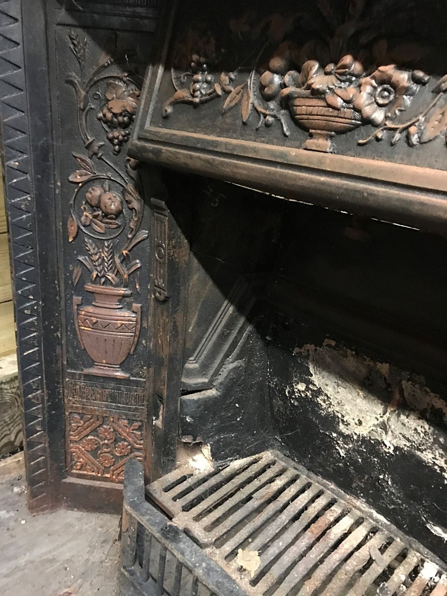 1 x Ultra Rare Stunning Antique Victorian Cast Iron Fire Insert With Ornate Cast Iron Tiles To Side - Image 5 of 5