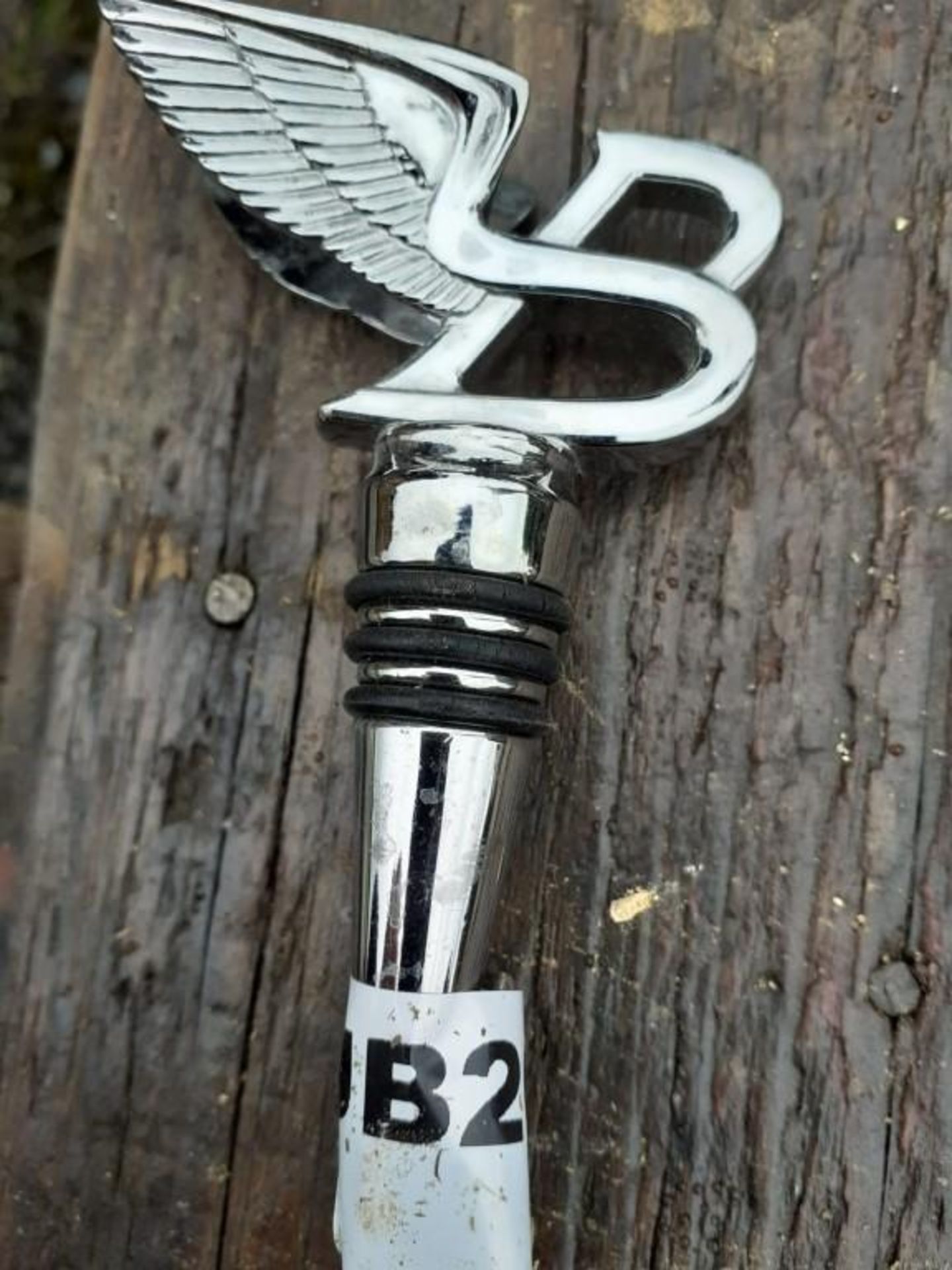 1 x Bentley-Inspired Flying B Bottle Stopper - Ref: JB206 - Pre-Owned - NO VAT ON THE HAMMER - CL574 - Image 2 of 2