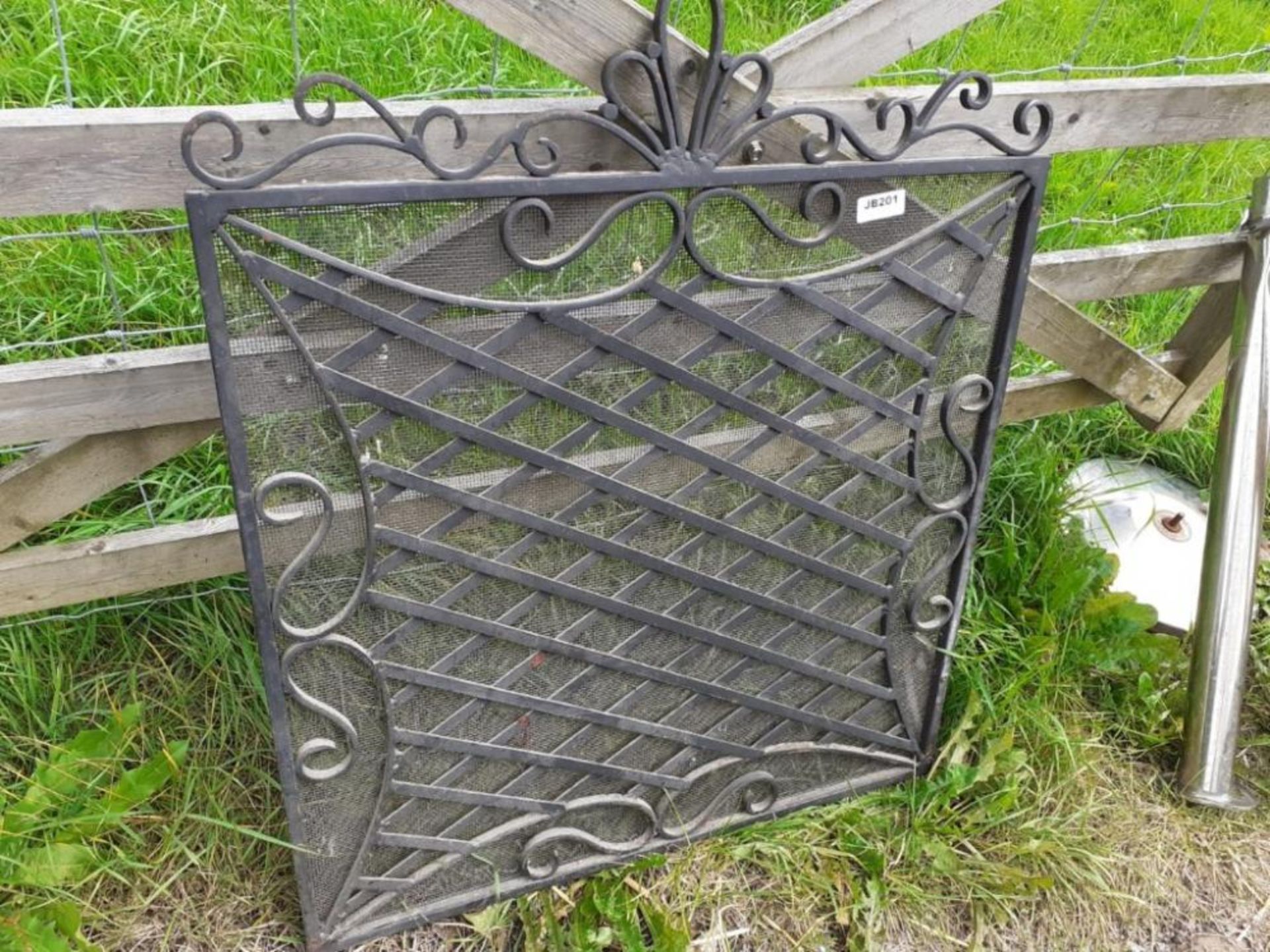 1 x Ornate Iron Fire Guard - Dimensions: width 76cm x height 92cm - Ref: JB201 - Pre-Owned - NO VAT - Image 3 of 3