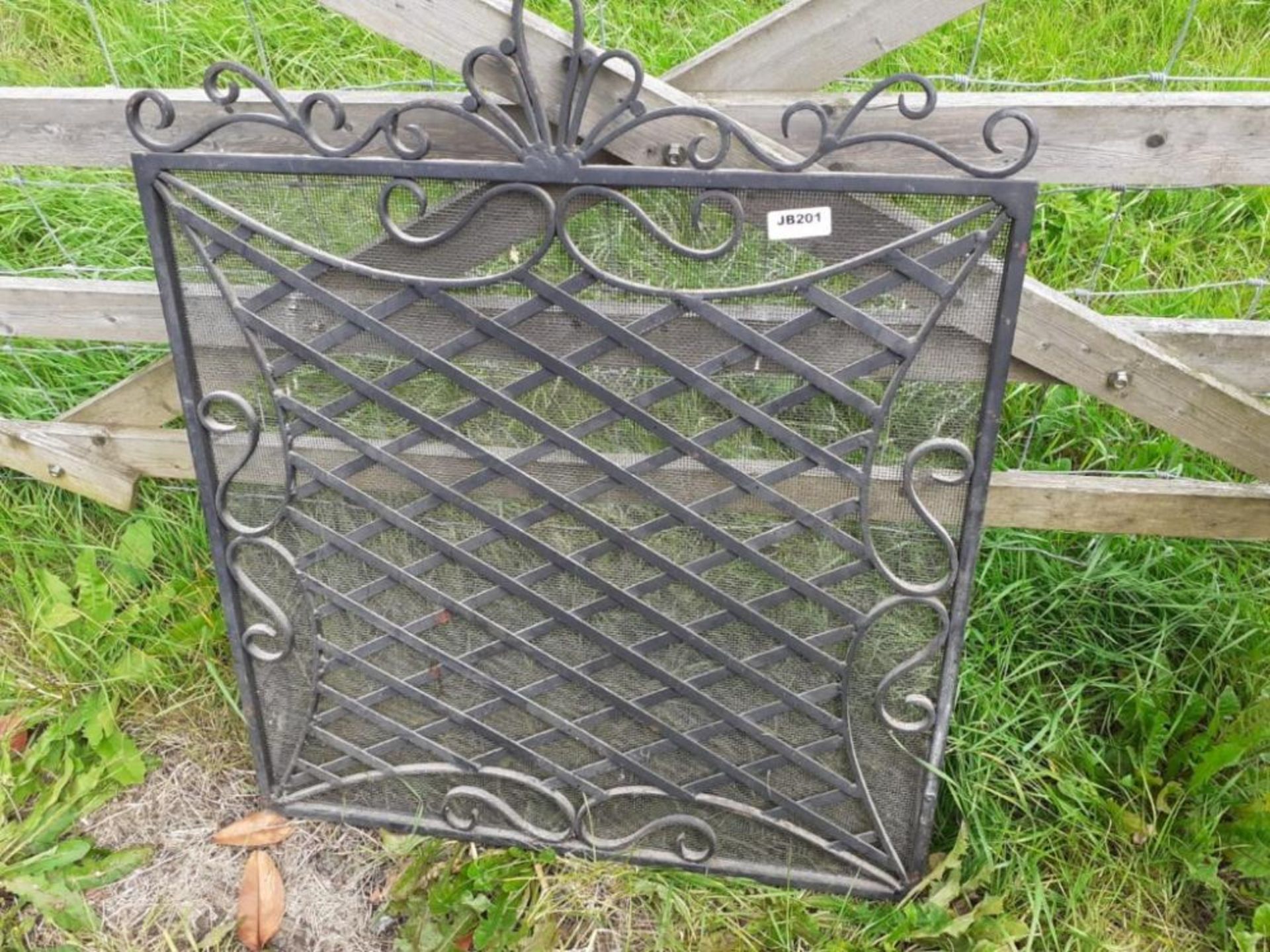 1 x Ornate Iron Fire Guard - Dimensions: width 76cm x height 92cm - Ref: JB201 - Pre-Owned - NO VAT