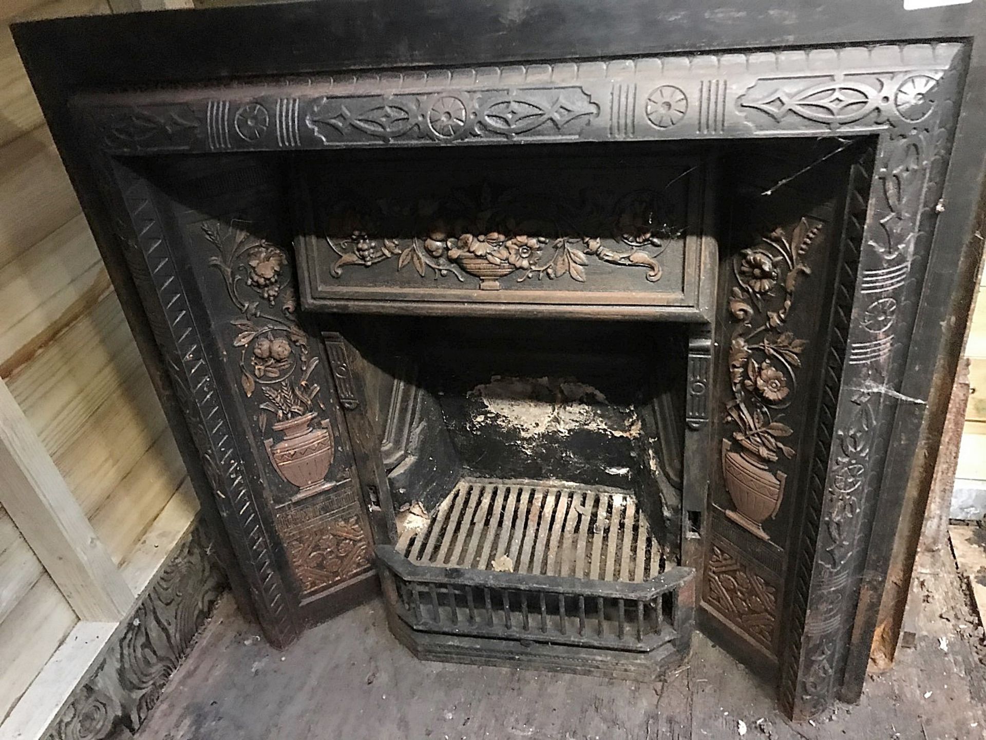 1 x Ultra Rare Stunning Antique Victorian Cast Iron Fire Insert With Ornate Cast Iron Tiles To Side - Image 2 of 5