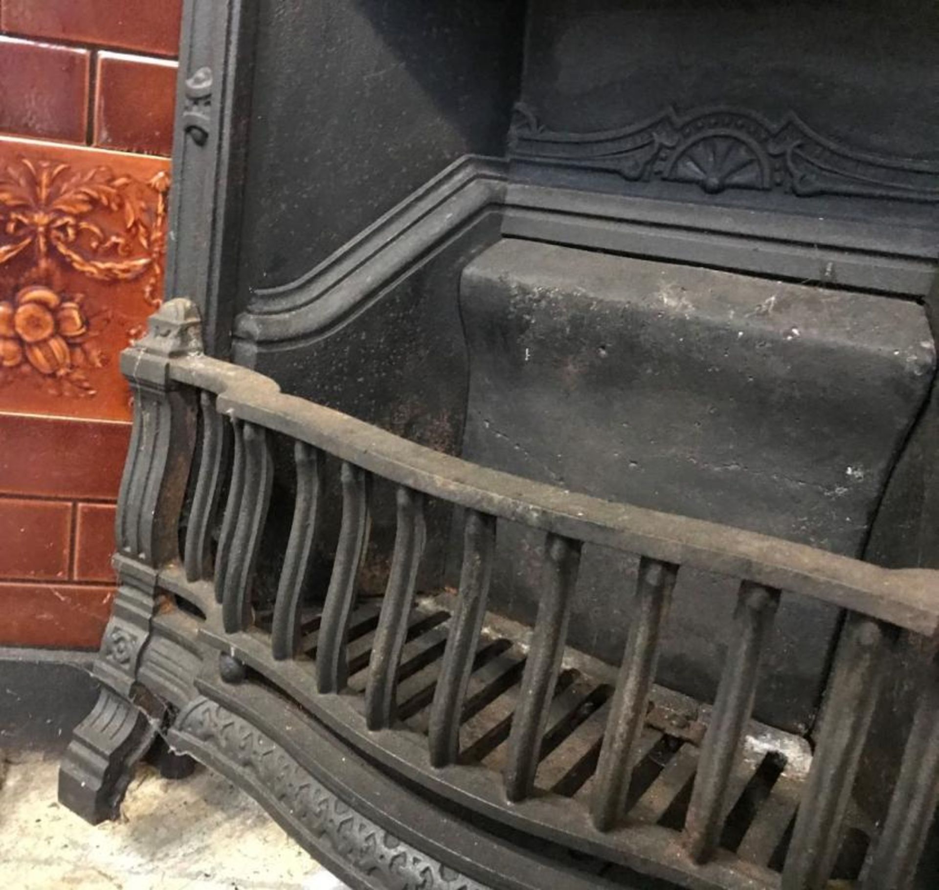 1 x Stunning Antique Victorian Cast Iron Fire Surround With Pristine Tiled Sides - Dimensions: Heigh - Image 3 of 9