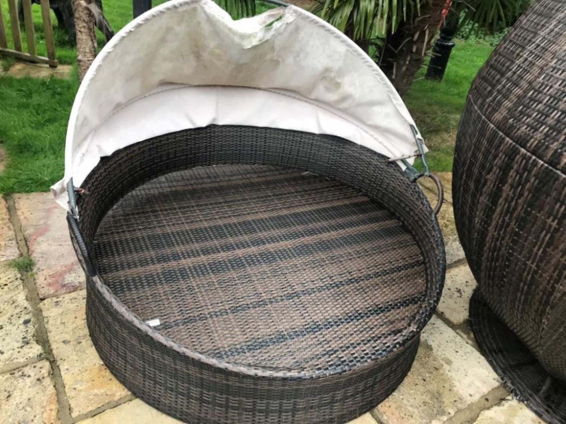 1 x Wicker / Rattan Round Daybed With Fabric Sun Hood - Ref: JB165 - Pre-Owned - NO VAT ON THE HAMME - Image 2 of 7