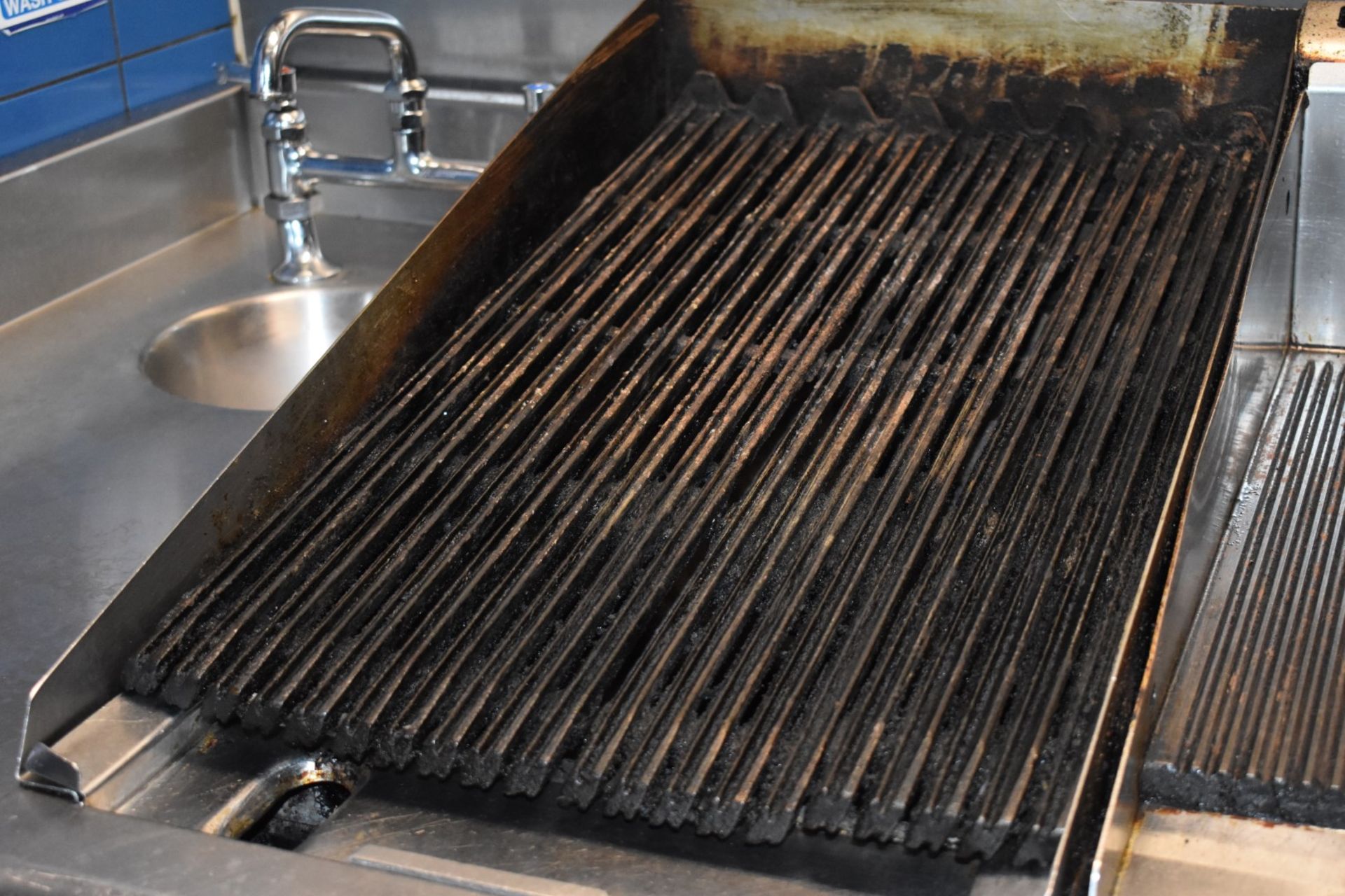 1 x Falcon Charcoal Gas Griddle - Size H41 x W40 x D78 cms - Ref: RB114 - CL558 - Location: - Image 4 of 4