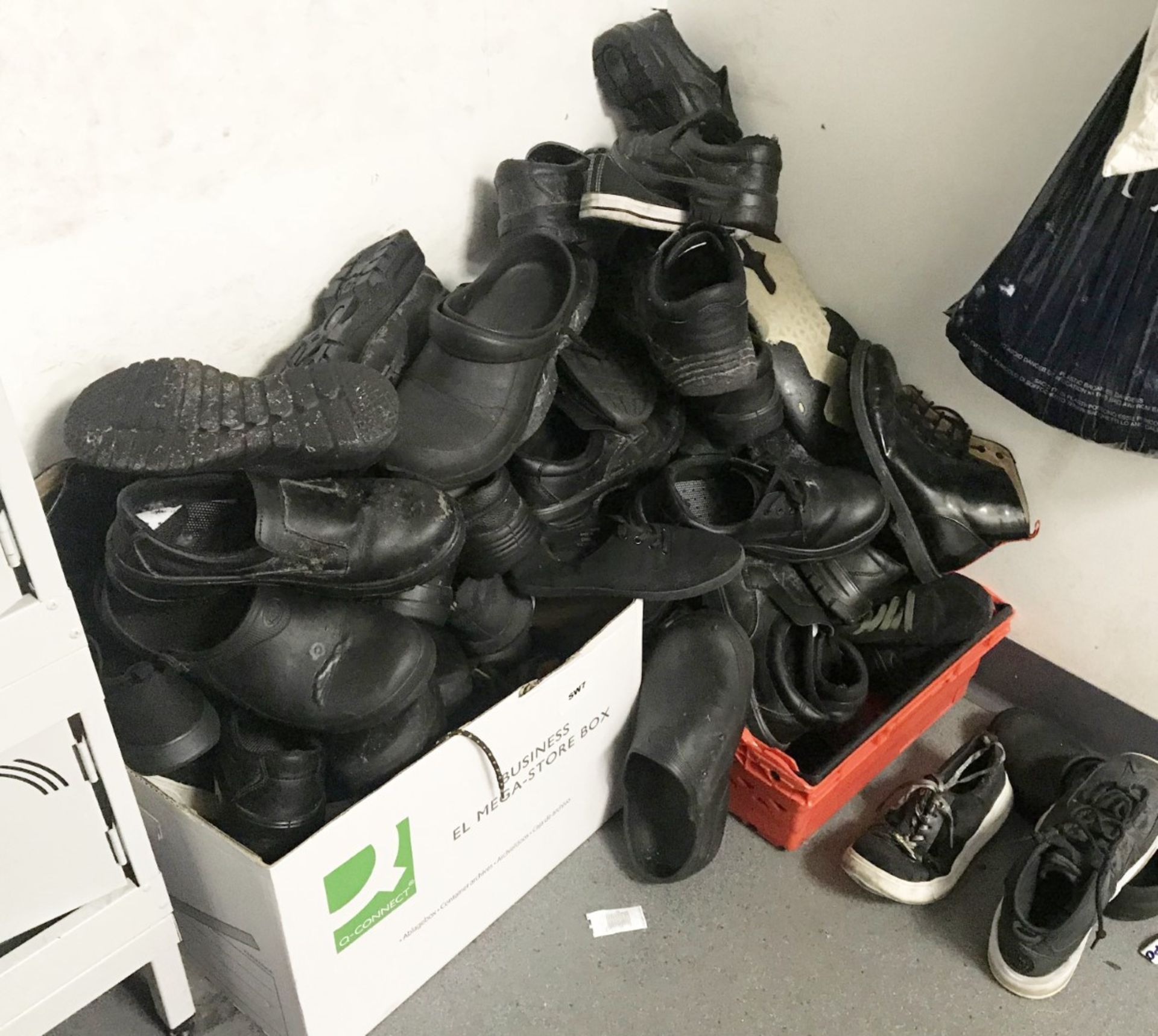 1 x Large Assorted Collection of Workshoes - Ref: SW7 - CL584 - Location: London W1F This item is to