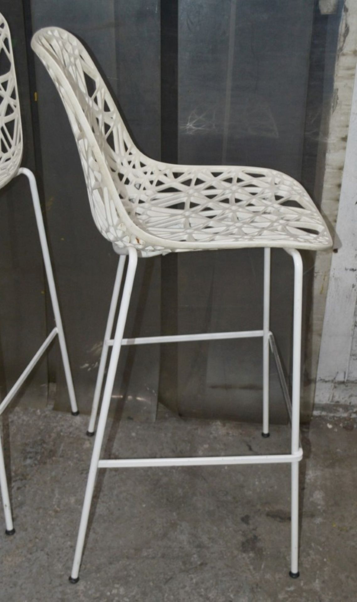 4 x Commercial Outdoor Bar Stools In White - Dimensions: H108 x W52 x D50cm, Seat Height 73cm - Image 5 of 5