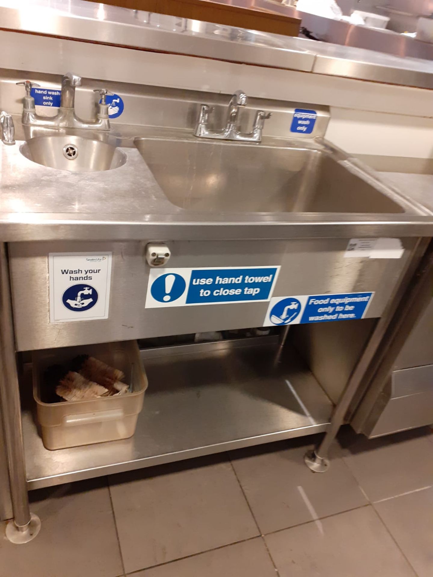 1 x Large Food Prep Sink Wash Unit With Mixer Taps and Hand Wash Basin - CL582 - Location: London - Image 4 of 5