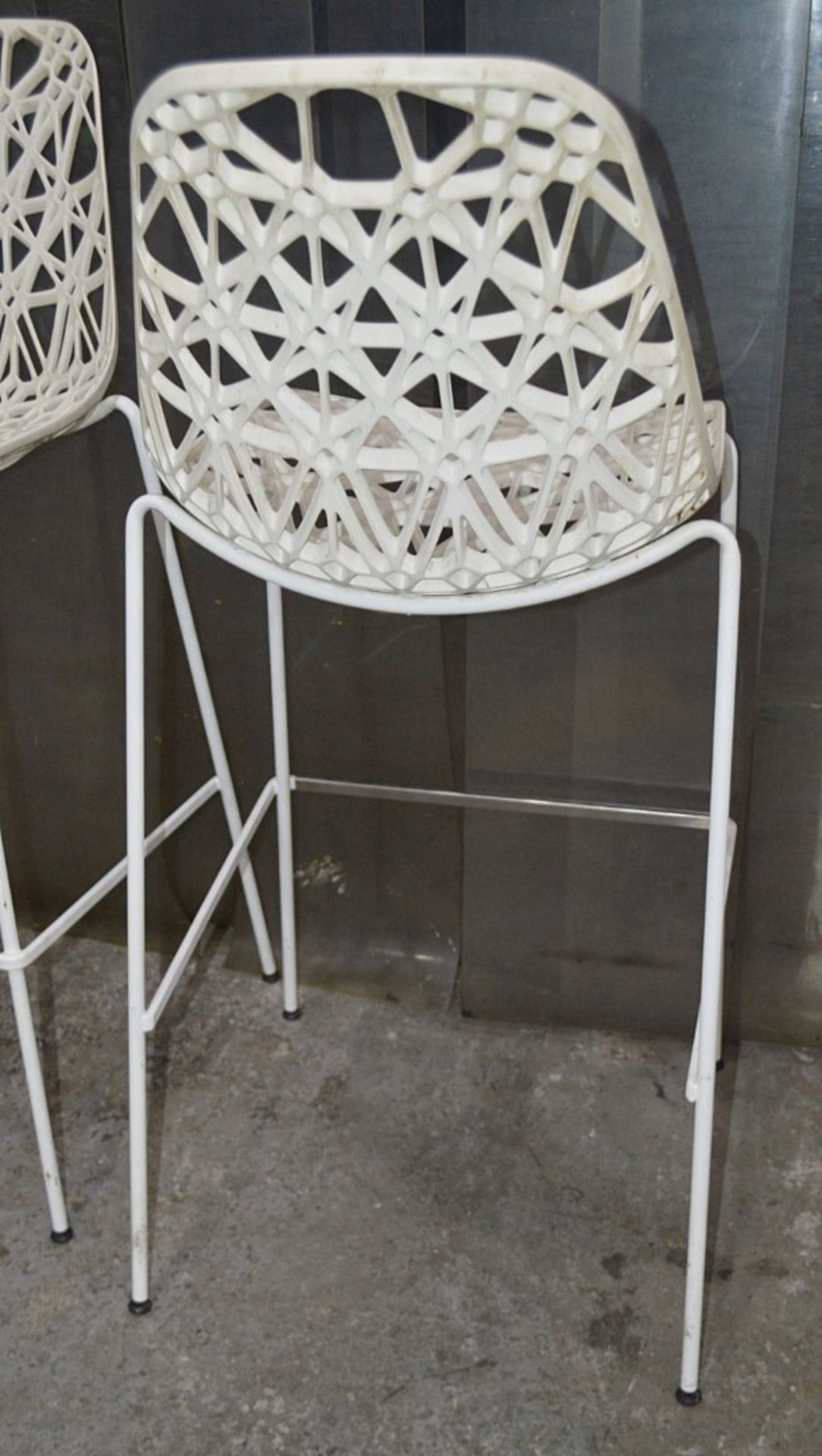 4 x Commercial Outdoor Bar Stools In White - Dimensions: H108 x W52 x D50cm, Seat Height 73cm - Image 4 of 5