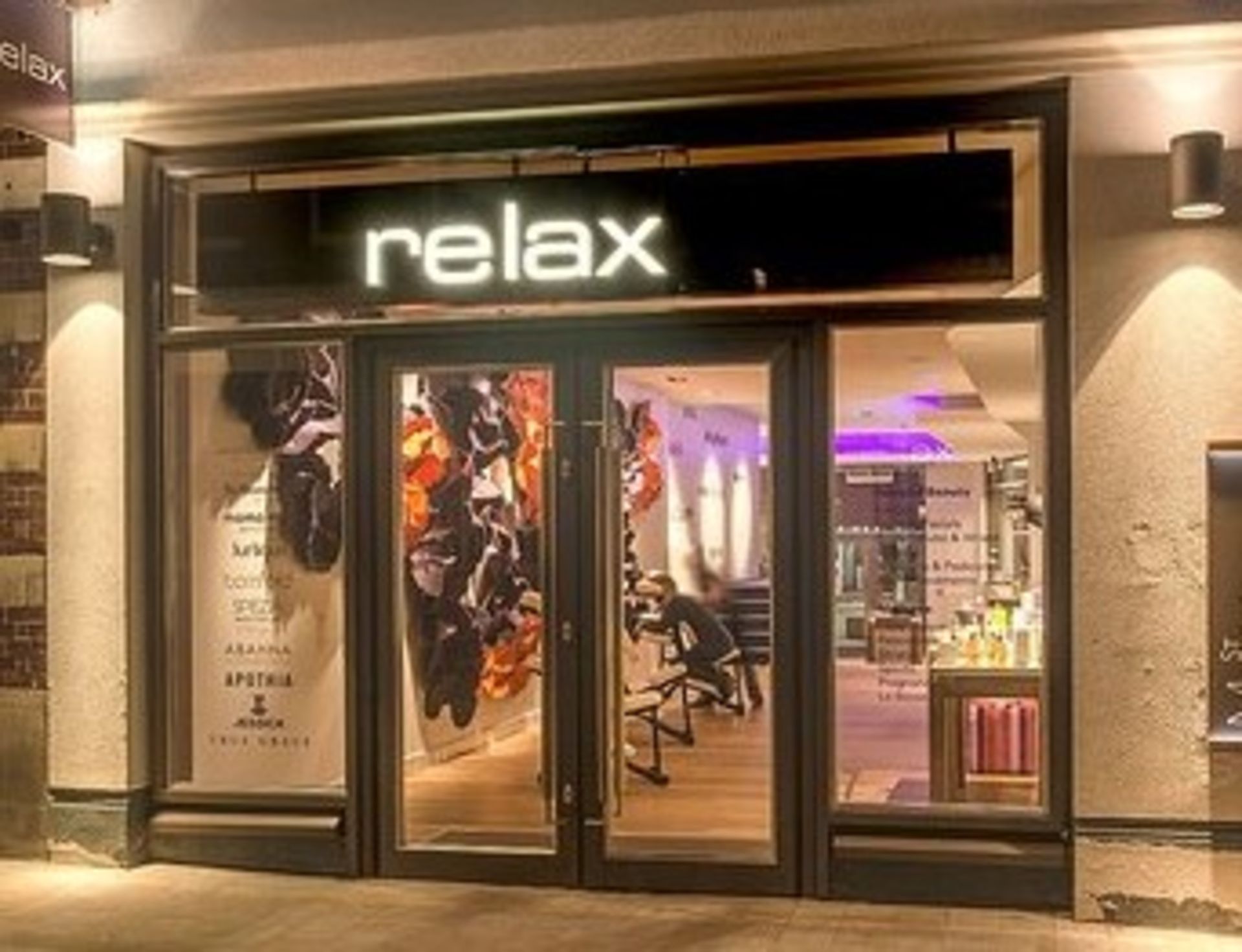 1 x Cool White RELAX Advertisement Illuminated Signage - Individual Perspex Letters Mounted on Rails - Image 4 of 5