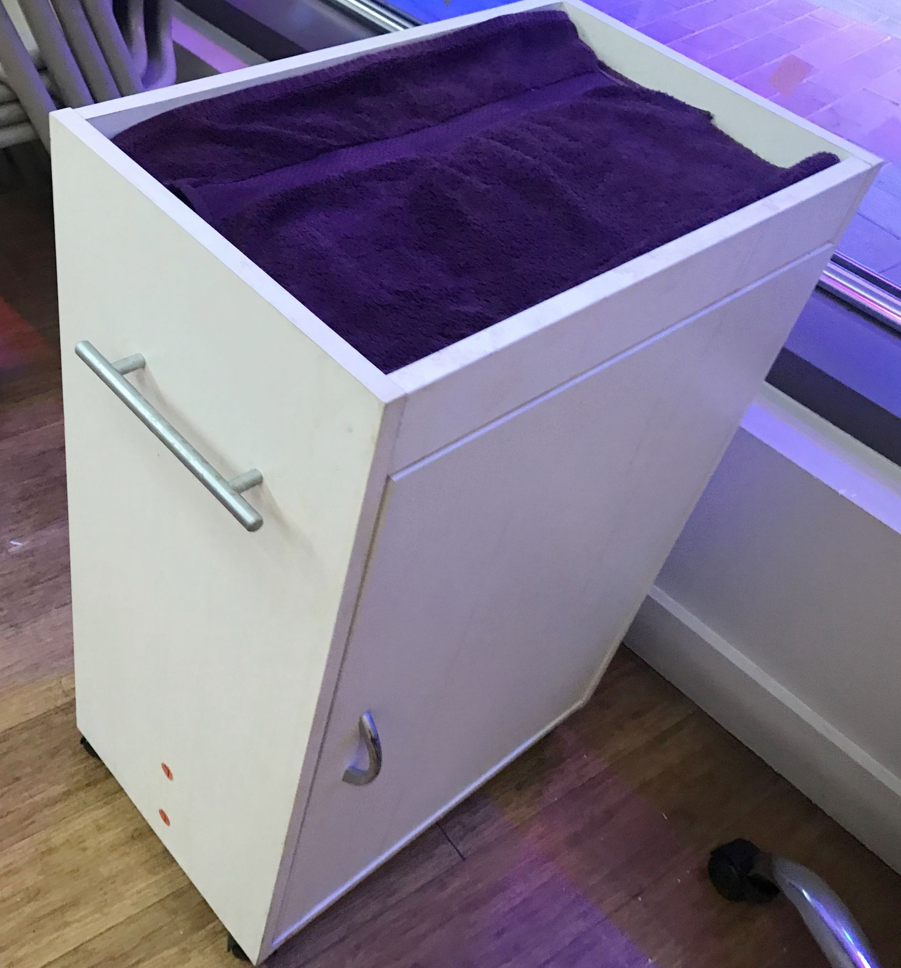 2 x Mobile Beauty Salon Technician Storage Trolley Pedestals - CL587 - Location: London WC2H