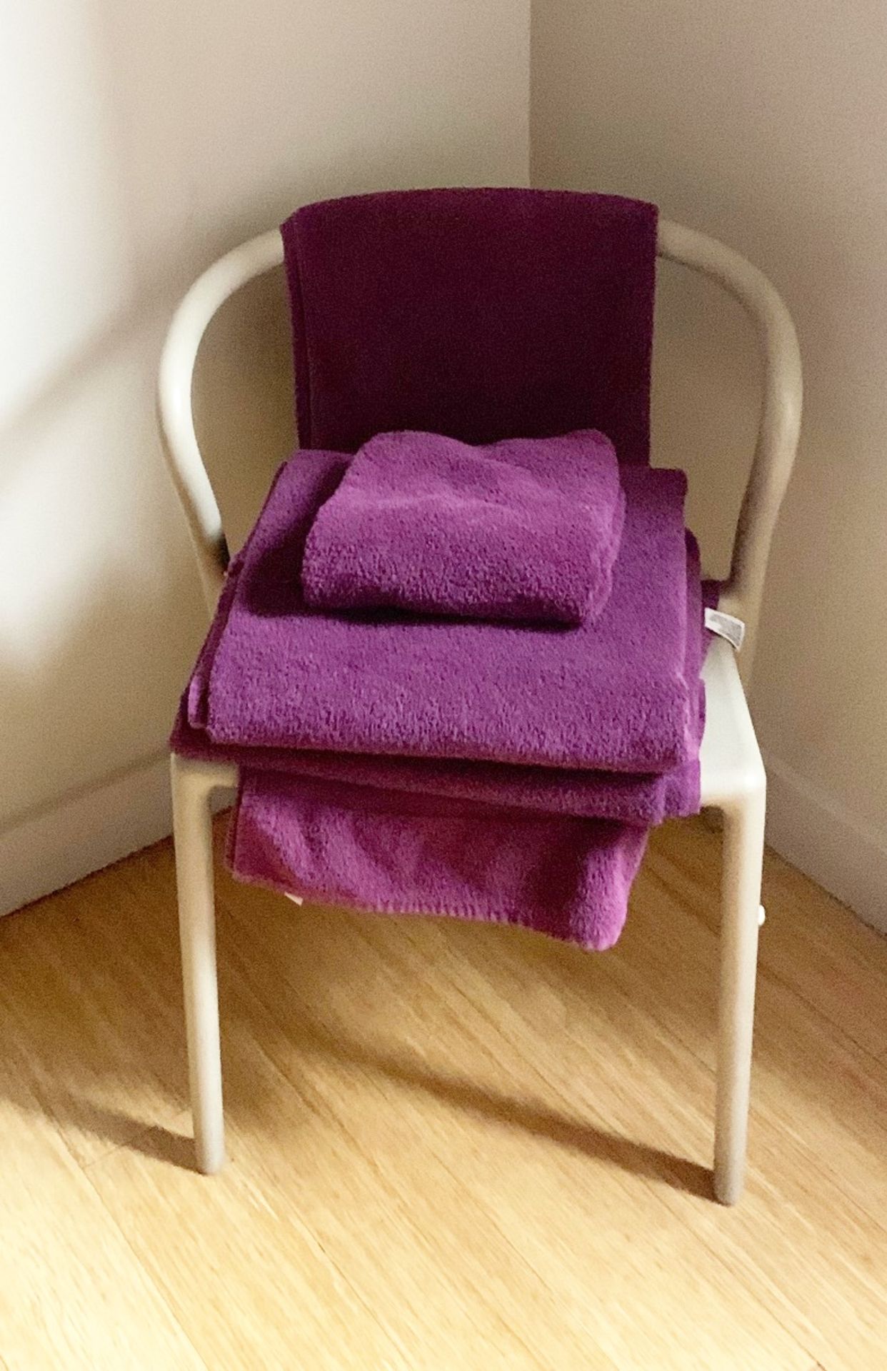 100 x Majestic Luxury 620gsm Bath Towels in Purple - Size MEDIUM - RRP £960 - CL587 - Location: - Image 3 of 4