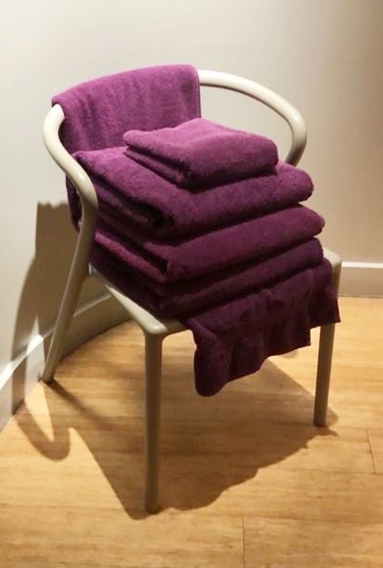 20 x Majestic Luxury 620gsm Bath Towels in Purple - Size MEDIUM - RRP £190 - CL587 - Location: - Image 4 of 4
