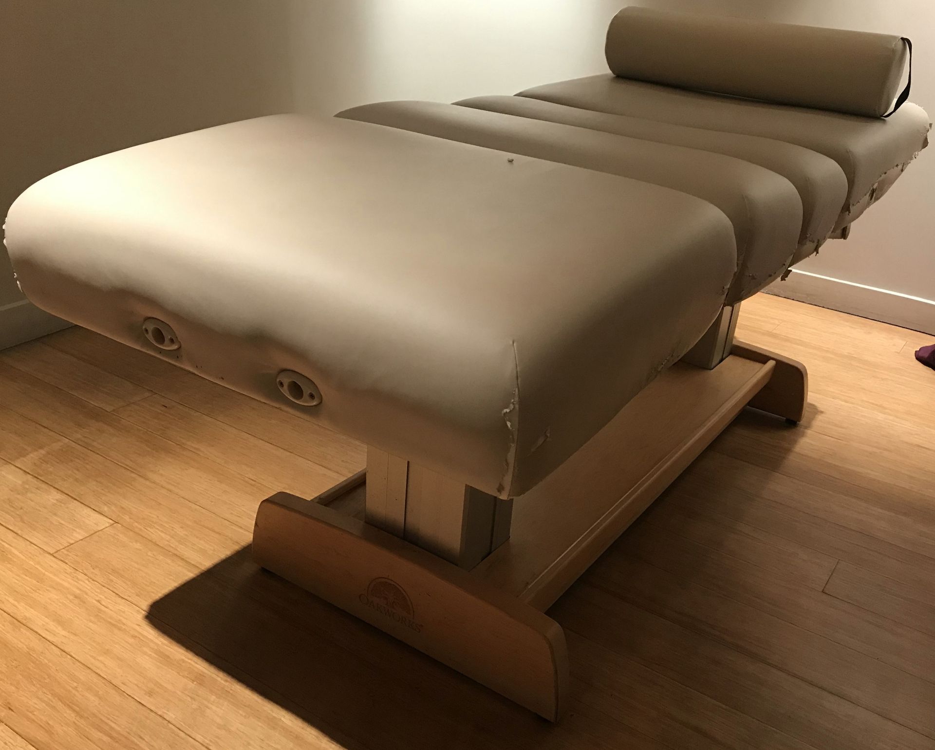 1 x Oakworks Clinician Electric-Hydraulic Massage Table With Footpedal and Linak HBWO Remote Control - Image 5 of 11