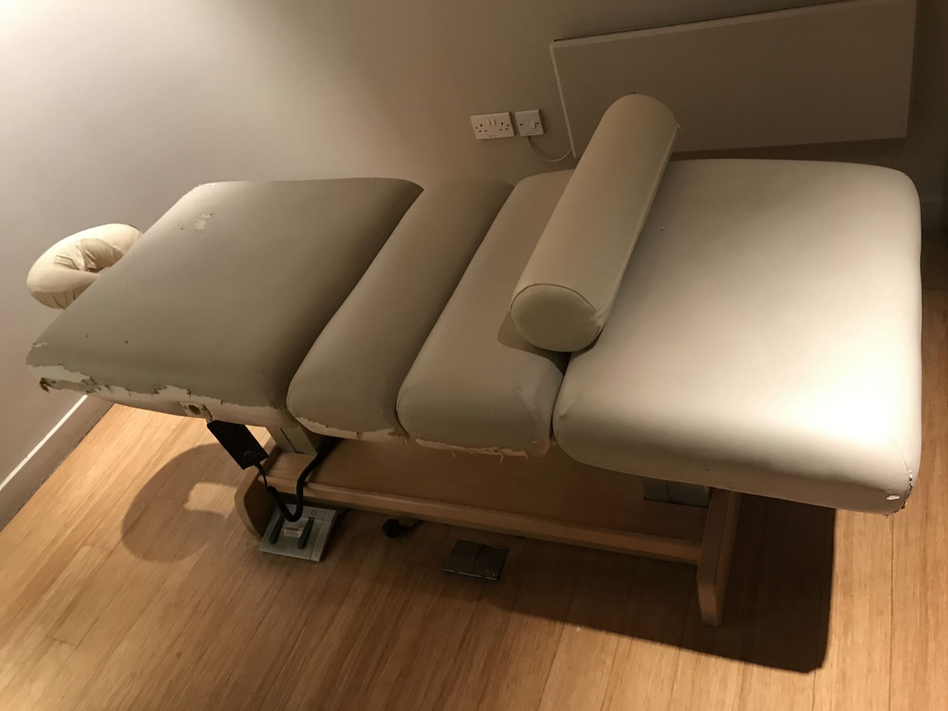 1 x Oakworks Clinician Electric-Hydraulic Massage Table With Footpedal and Linak HBWO Remote Control - Image 9 of 11