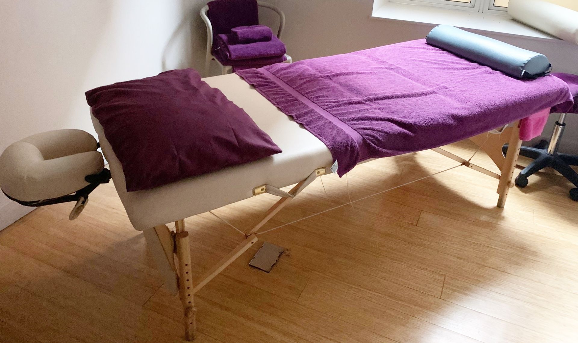 1 x Oakworks Clinician Manual Massage Table - Supplied With Headrest - CL587 - Location: London - Image 2 of 3