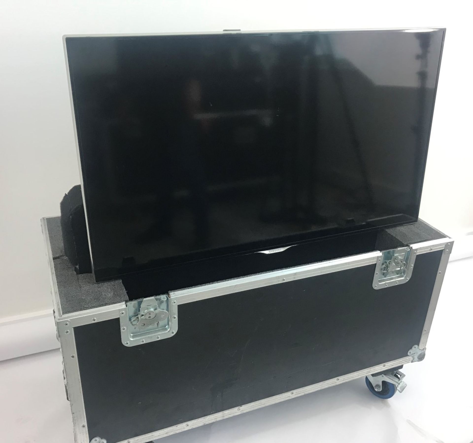 2 x Samsung 40" LED Televisions In A Dual Wheeled Flight Case - Ref: 138 - CL581 - Location: - Image 2 of 2