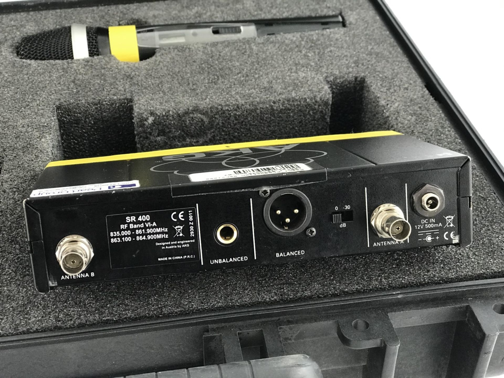 1 x AKG SR400 Hand Held Radio Microphone & Receiver With Aerials, Clip & PSU In Hard Flight - Image 2 of 2