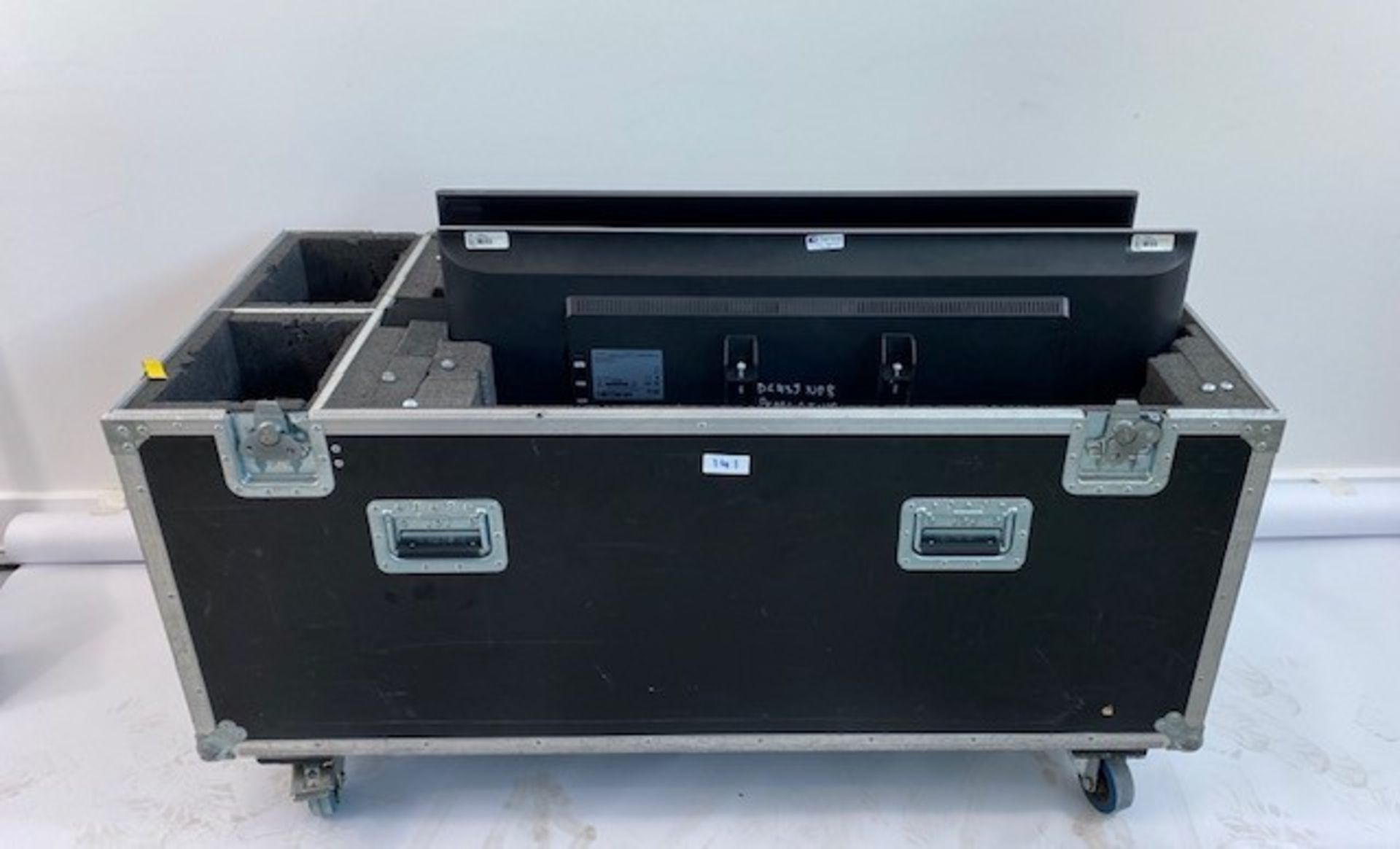 2 x Samsung 43" Televisions In A Dual Wheeled Flight Case - Ref: 141 - CL581 - Location: - Image 3 of 5