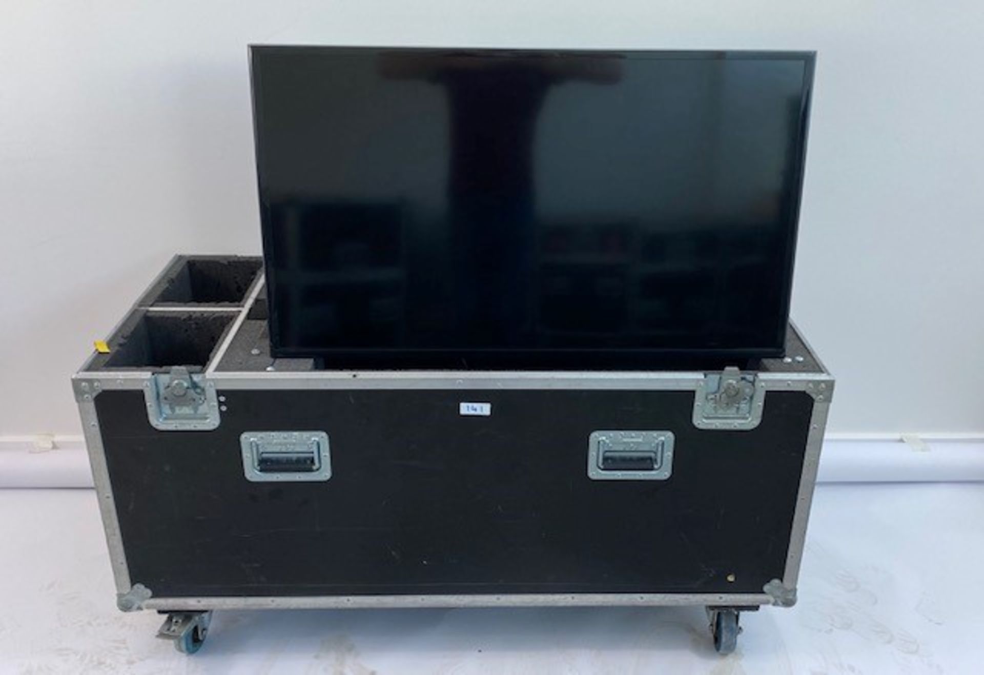 2 x Samsung 43" Televisions with Hanging Brackets In A Dual Wheeled Flight Case - Ref: 142 - CL581 - - Image 3 of 5
