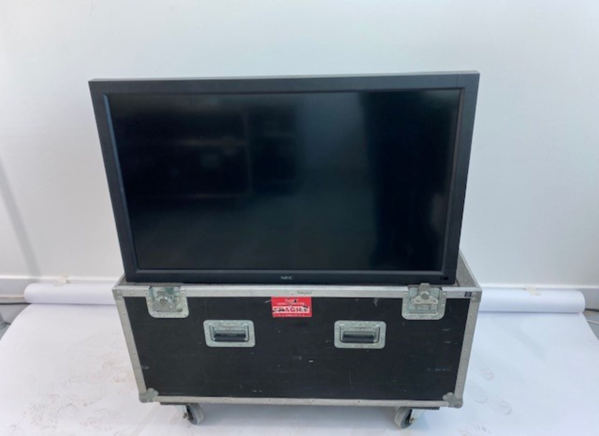 2 x NEC 42" Plasma Televisions In A Dual Wheeled Flight Case - Colour: Black - Ref: 144 - CL581 - - Image 3 of 4