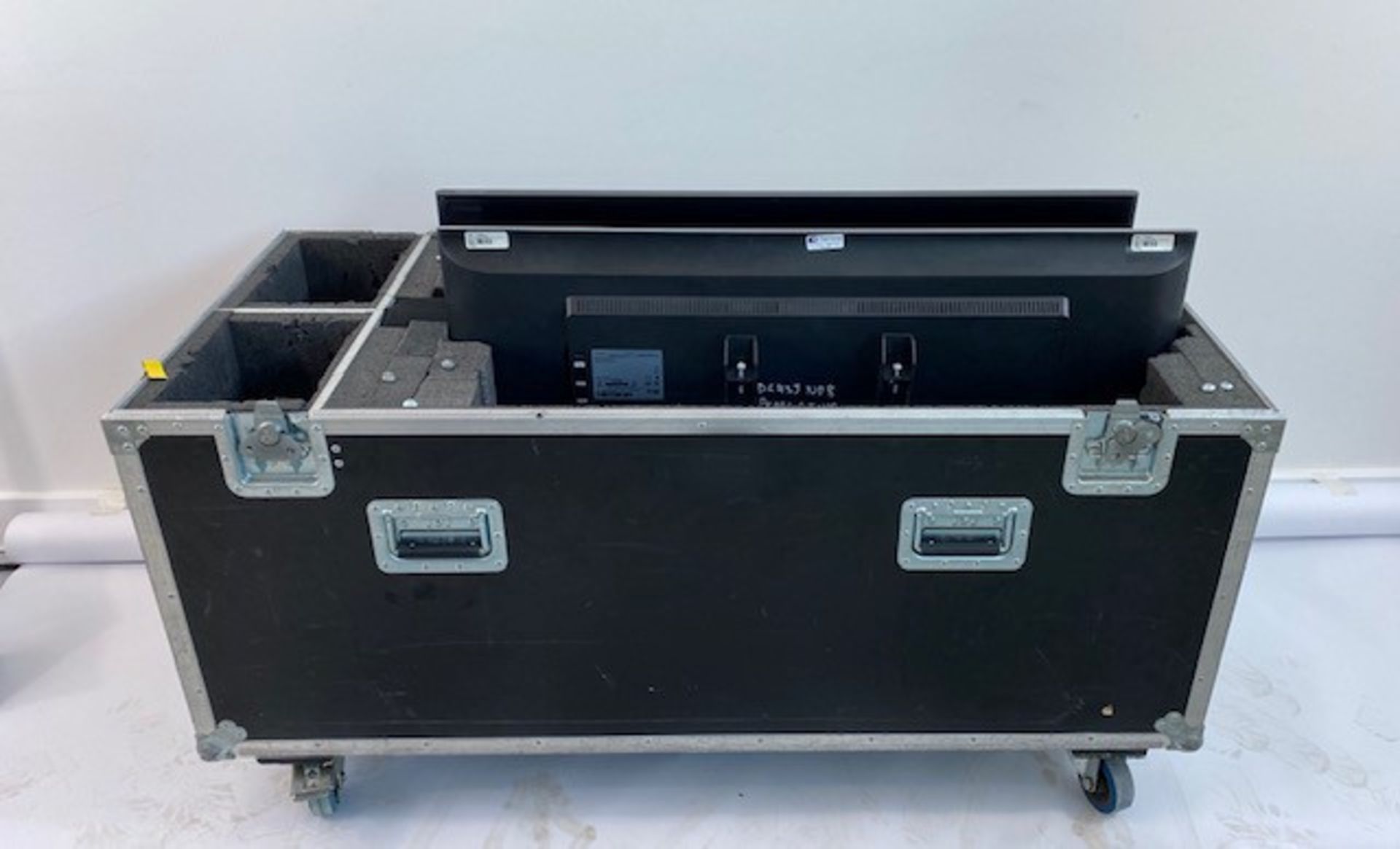 2 x Samsung 65" DM65D Colour Display Units In A Dual Flight Case - Ref: 152 - CL581 - Location: - Image 2 of 2