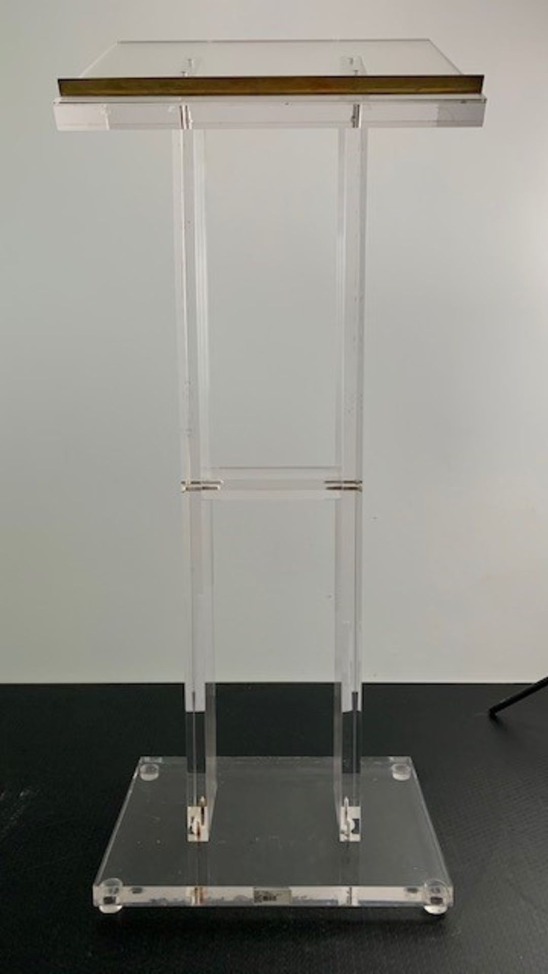 1 x Clear Perspex Lectern Stand With Wheeled Flight Case - Ref: 825 - CL581 - Location: Altrincham