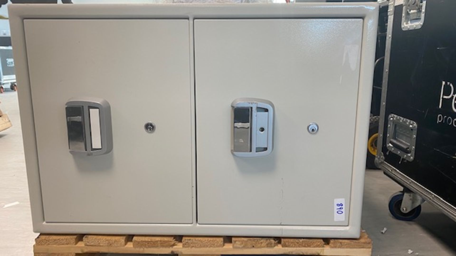 1 x White Safe With 2 lockable Drawers H 780mm x D 680mm W 530mm - Ref: 890 - CL581 - Location: