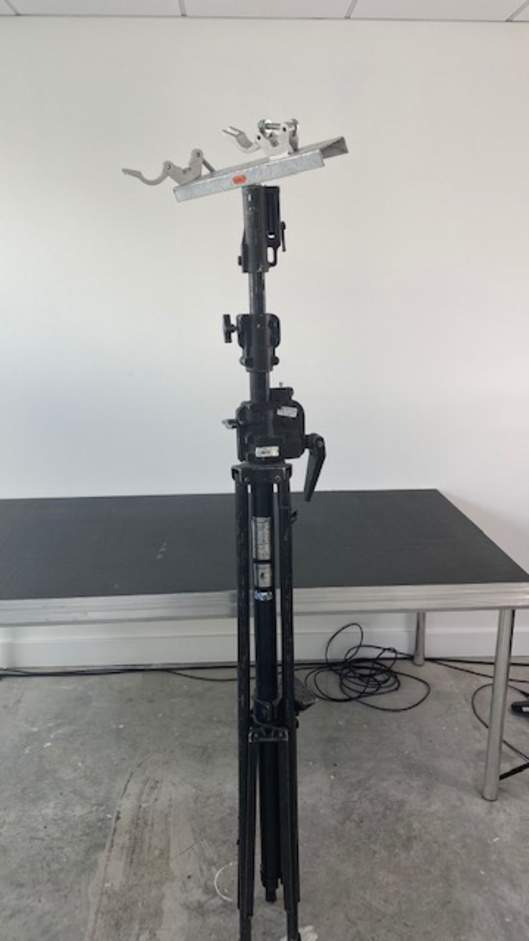 1 x Doughty EasyLift T55511 Lighting Stand - Ref: 900 - CL581 - Location: Altrincham WA14 - Image 2 of 3