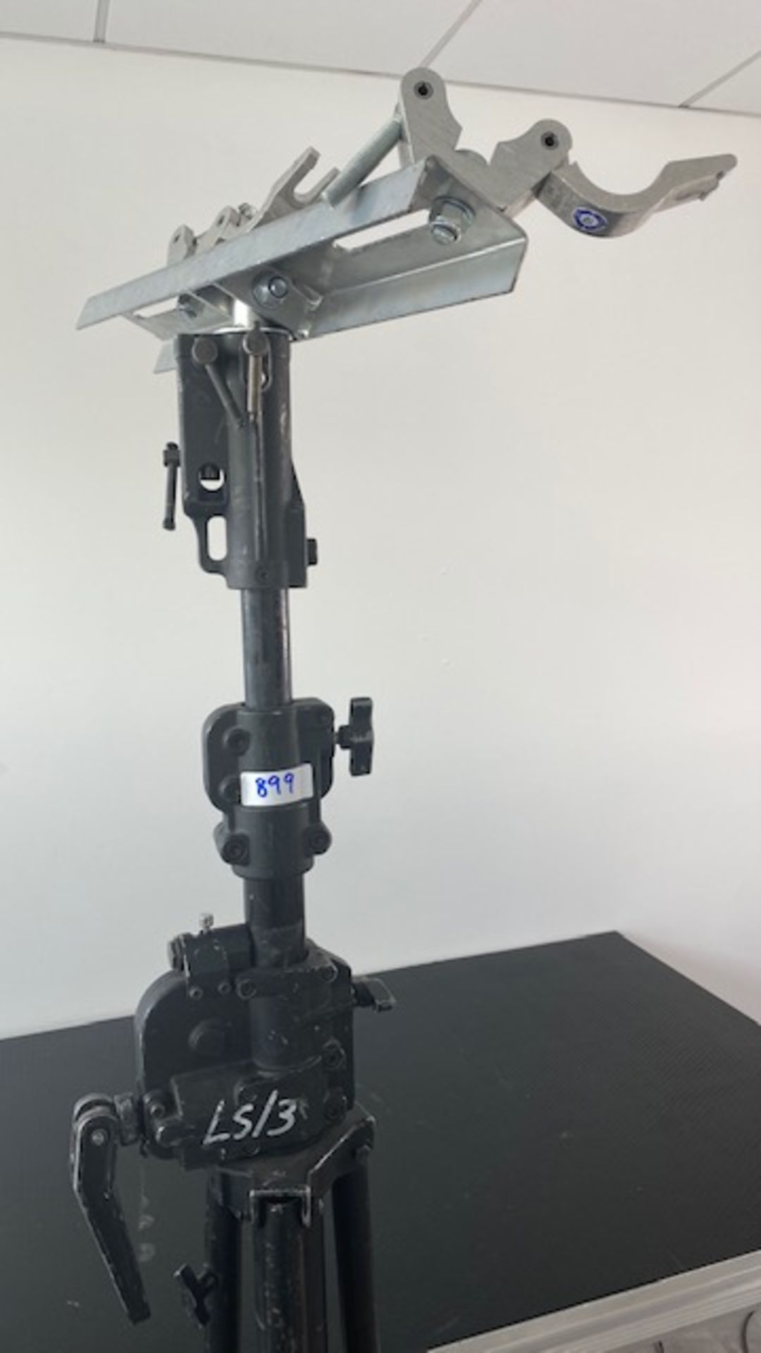 1 x Doughty EasyLift T55511 Lighting Stand - Ref: 900 - CL581 - Location: Altrincham WA14 - Image 3 of 3