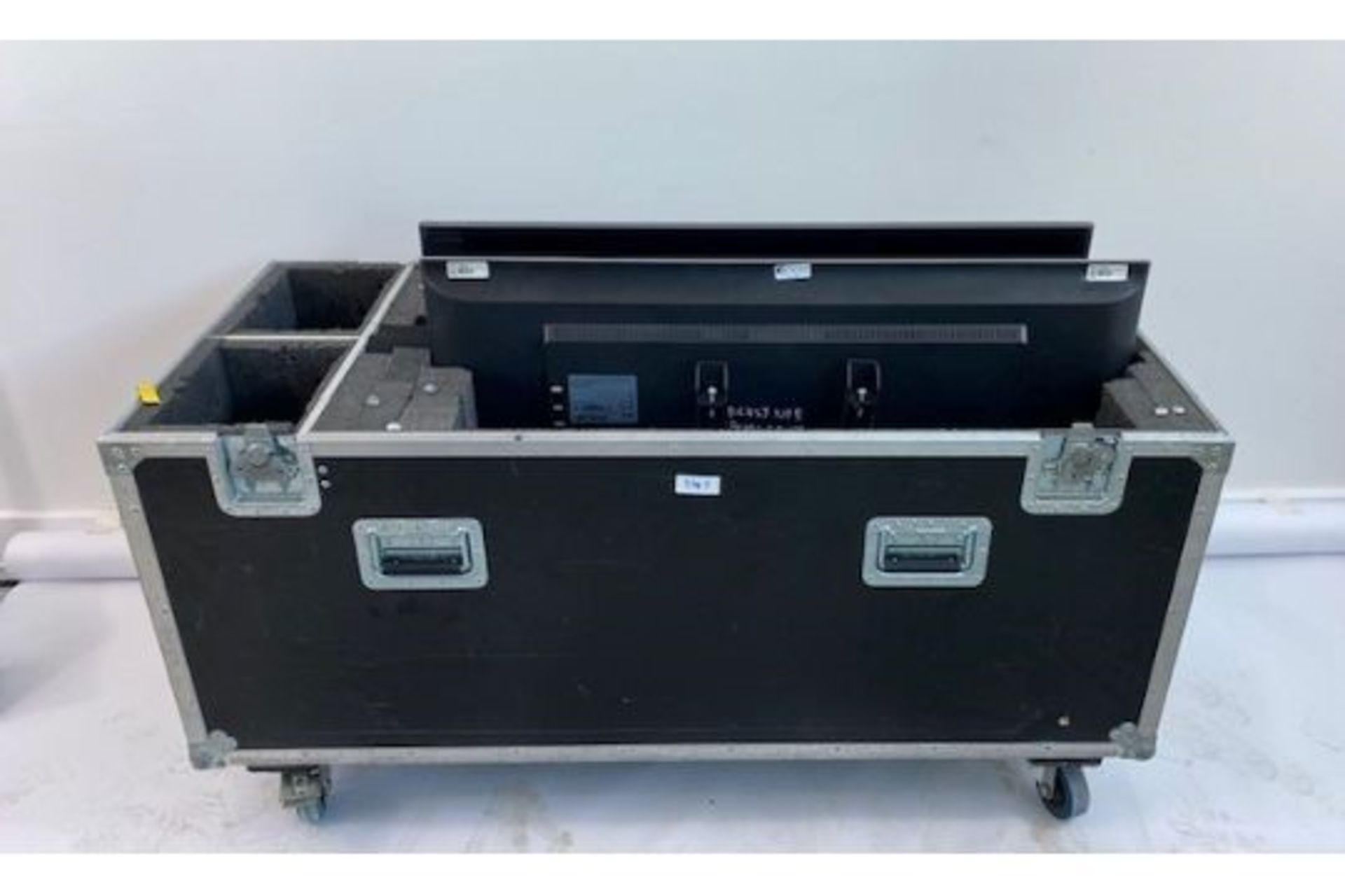 2 x Samsung 43" Televisions with Hanging Brackets In A Dual Wheeled Flight Case - Ref: 142 - CL581 - - Image 4 of 5